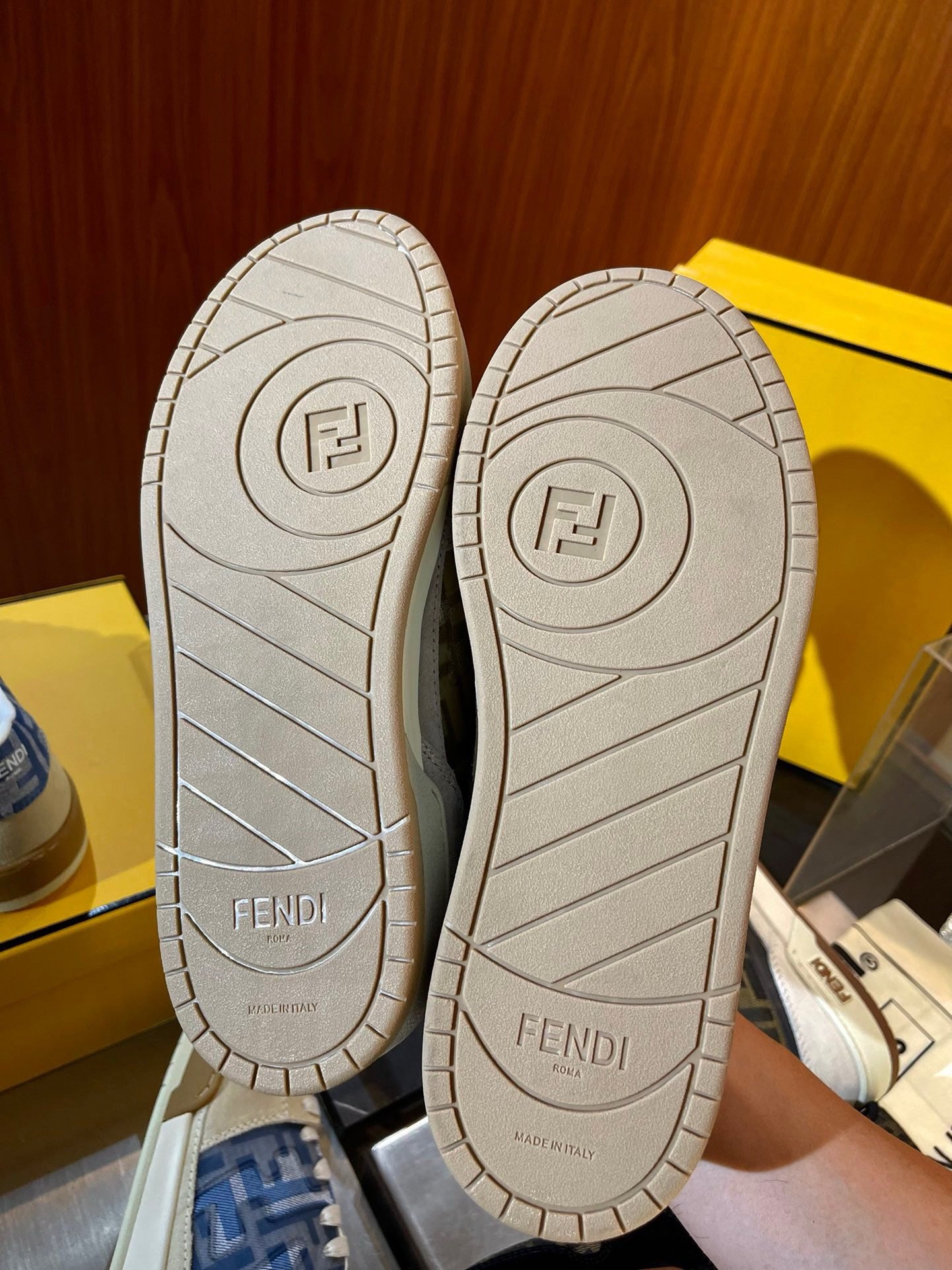 Mehrfarbige Schuhe
