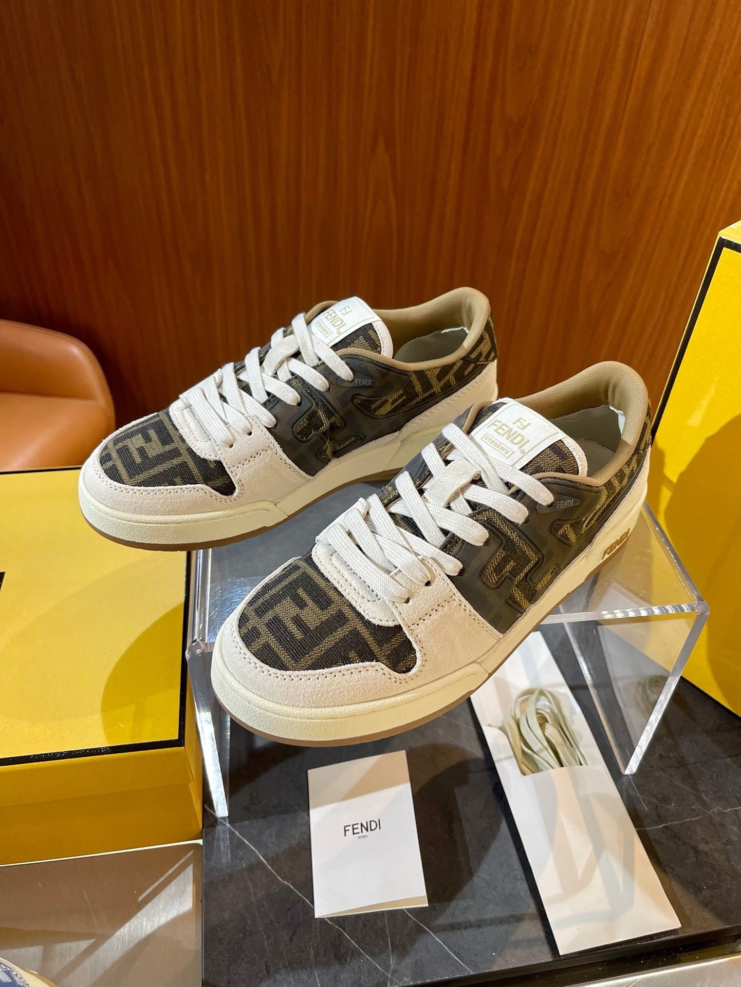 أحذية متعددة الألوان