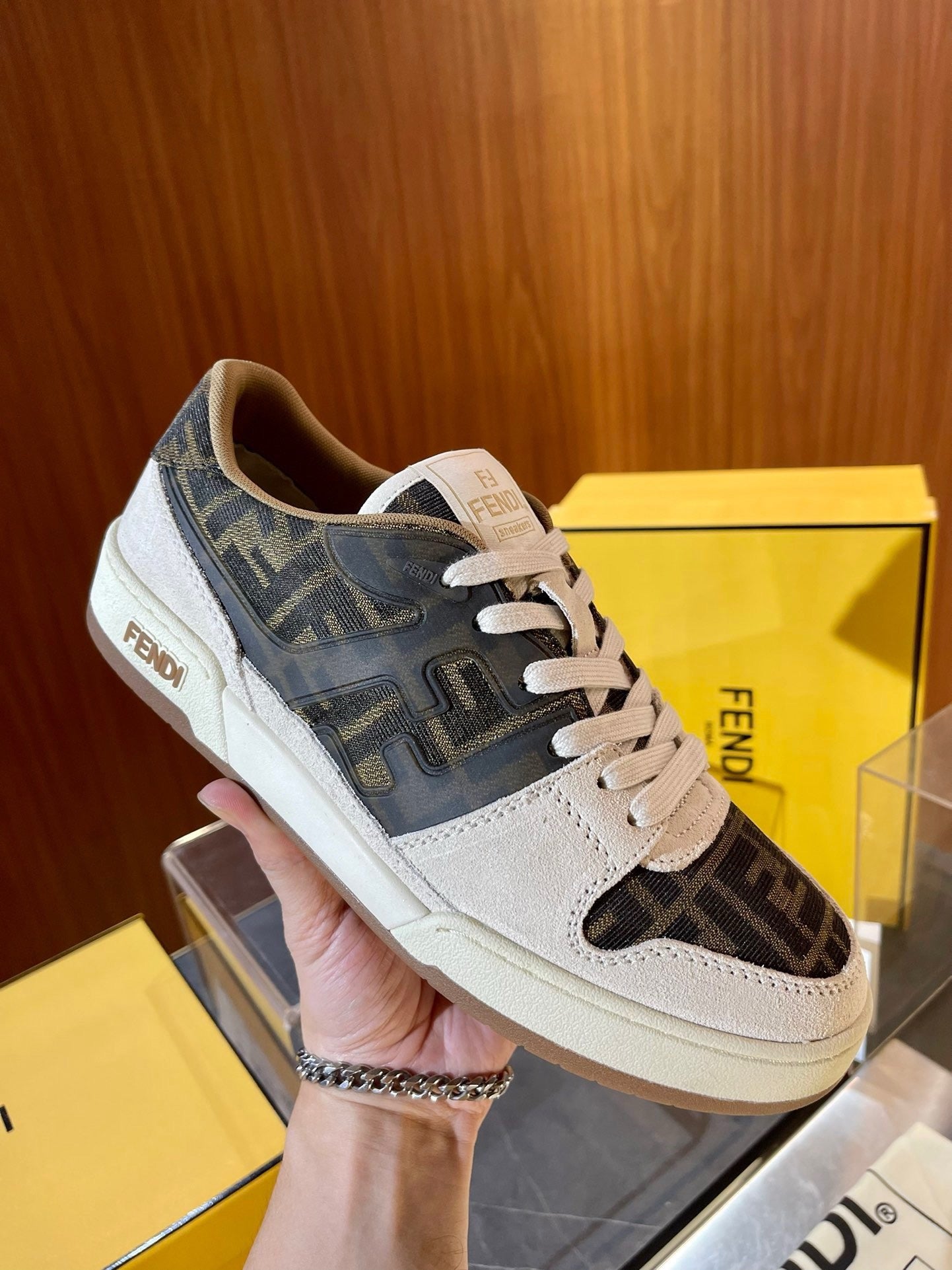 Mehrfarbige Schuhe