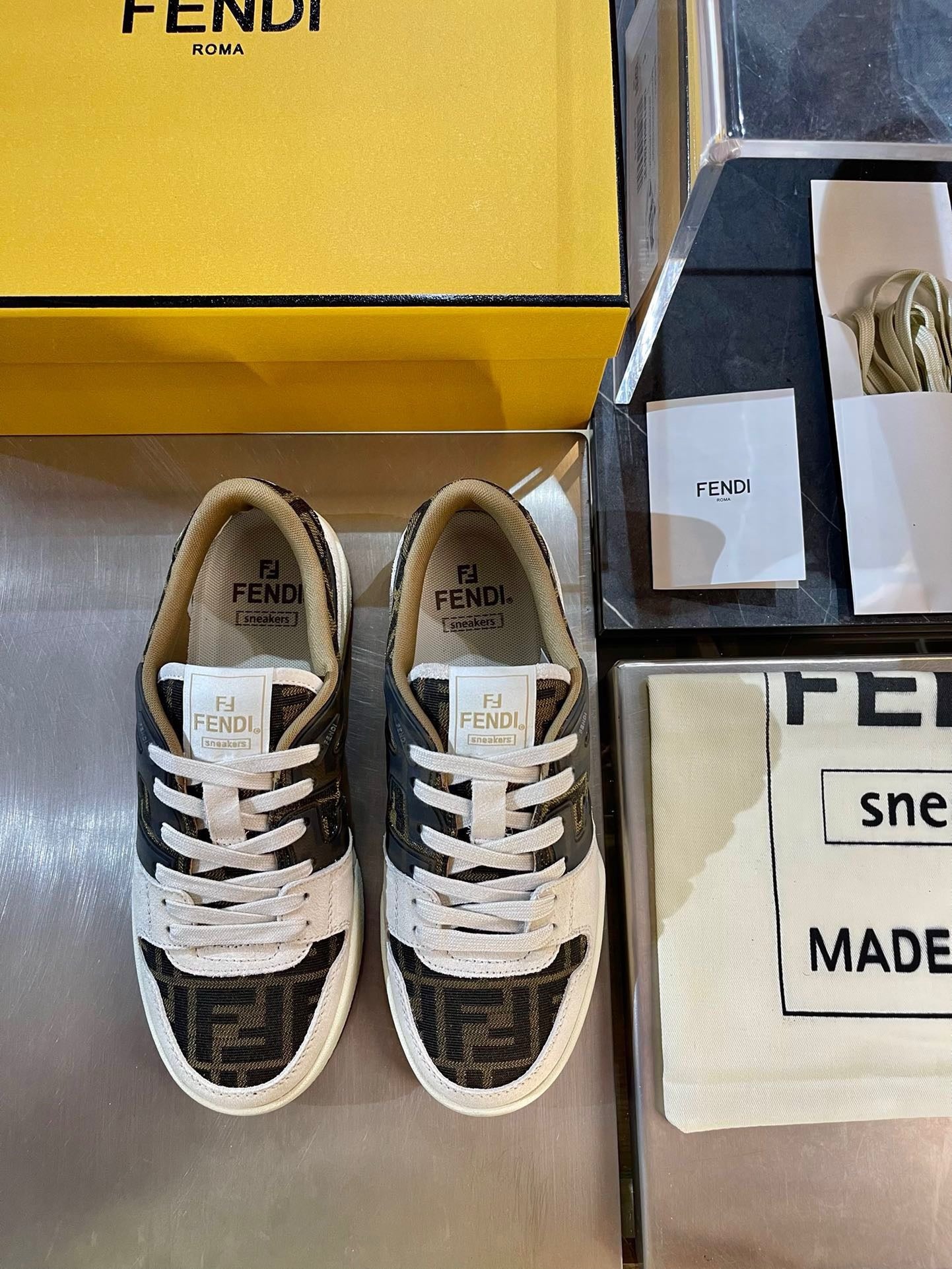 Mehrfarbige Schuhe