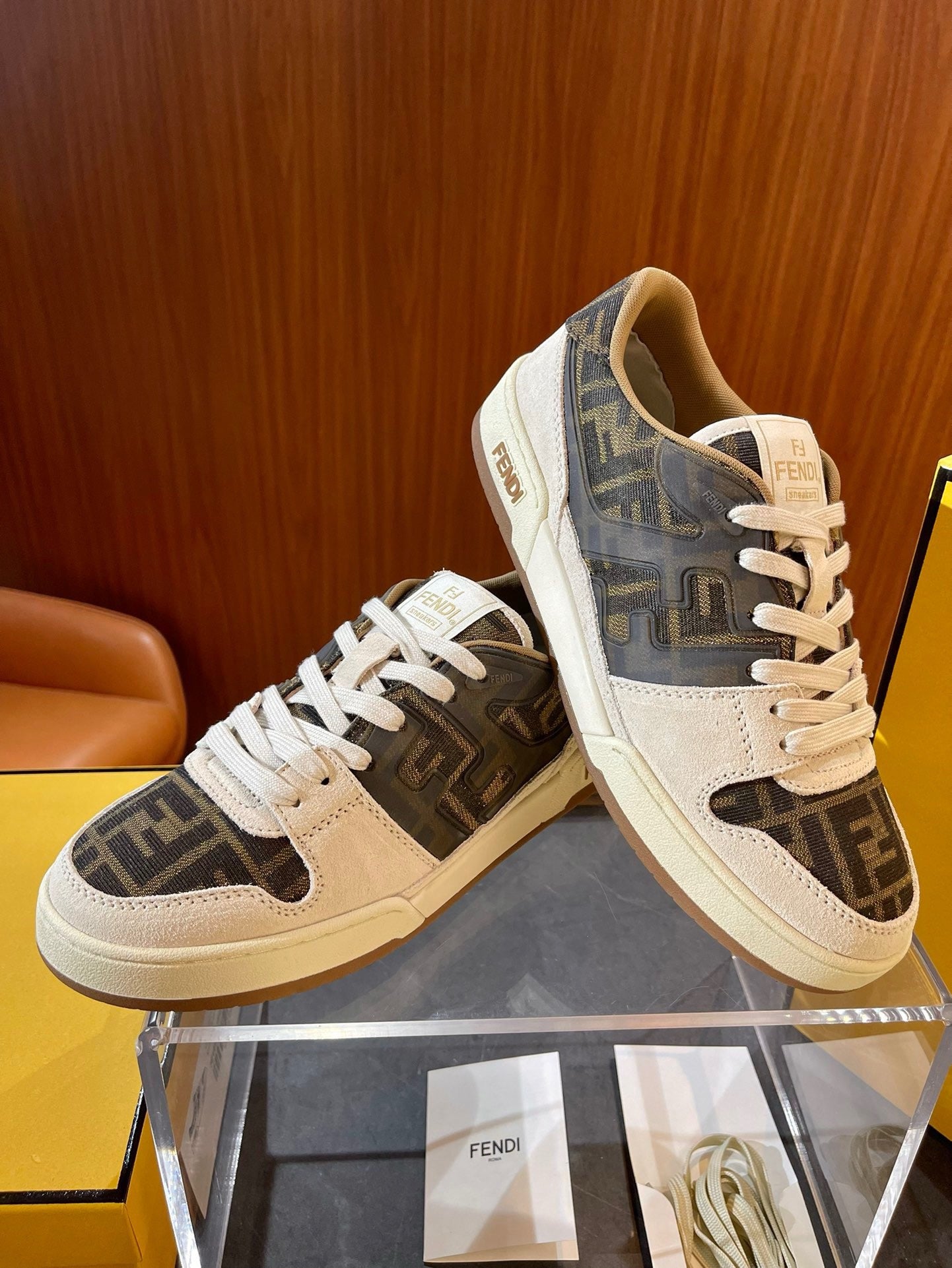 Mehrfarbige Schuhe
