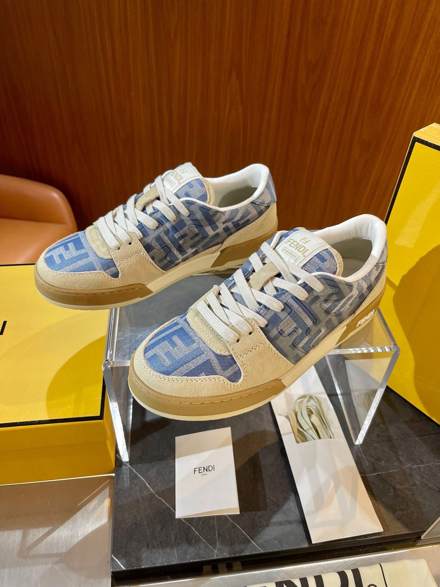 Mehrfarbige Schuhe