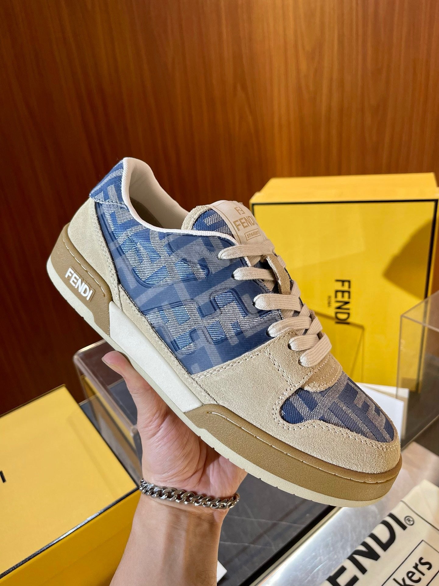 Mehrfarbige Schuhe
