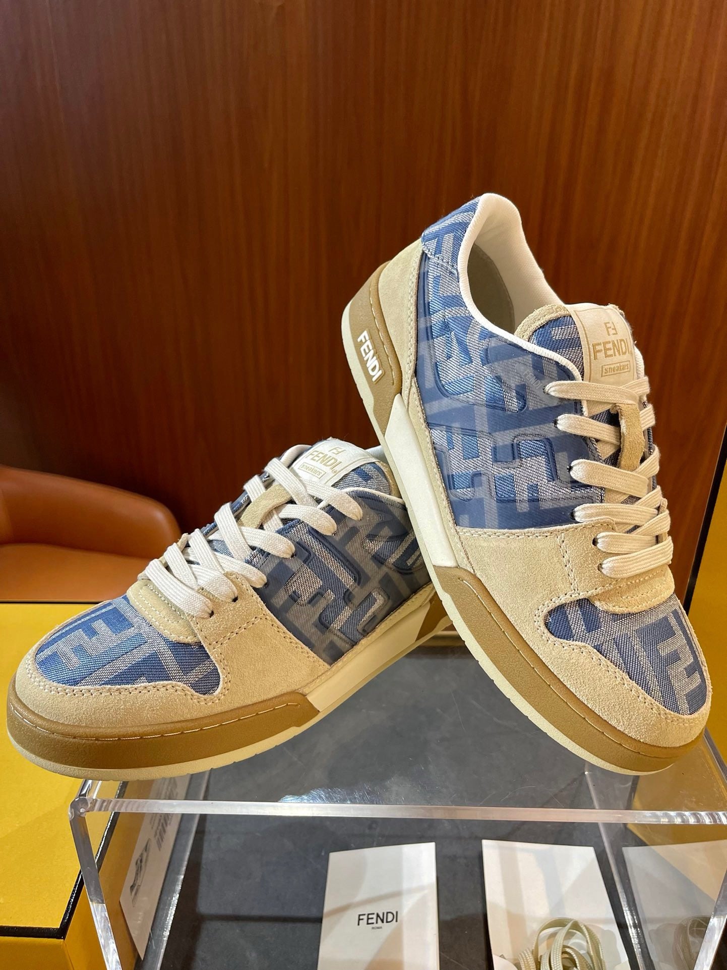 Mehrfarbige Schuhe