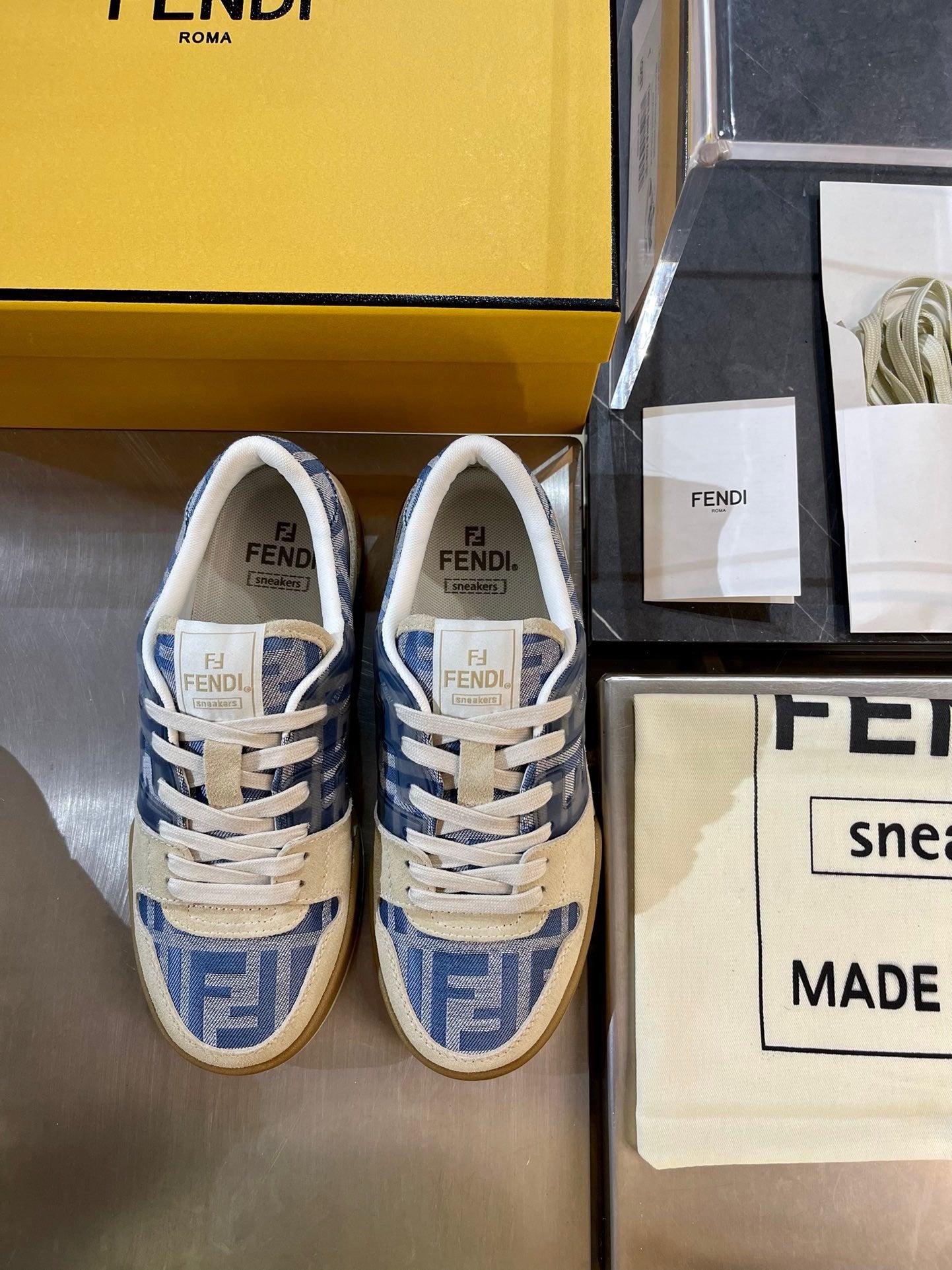 Mehrfarbige Schuhe