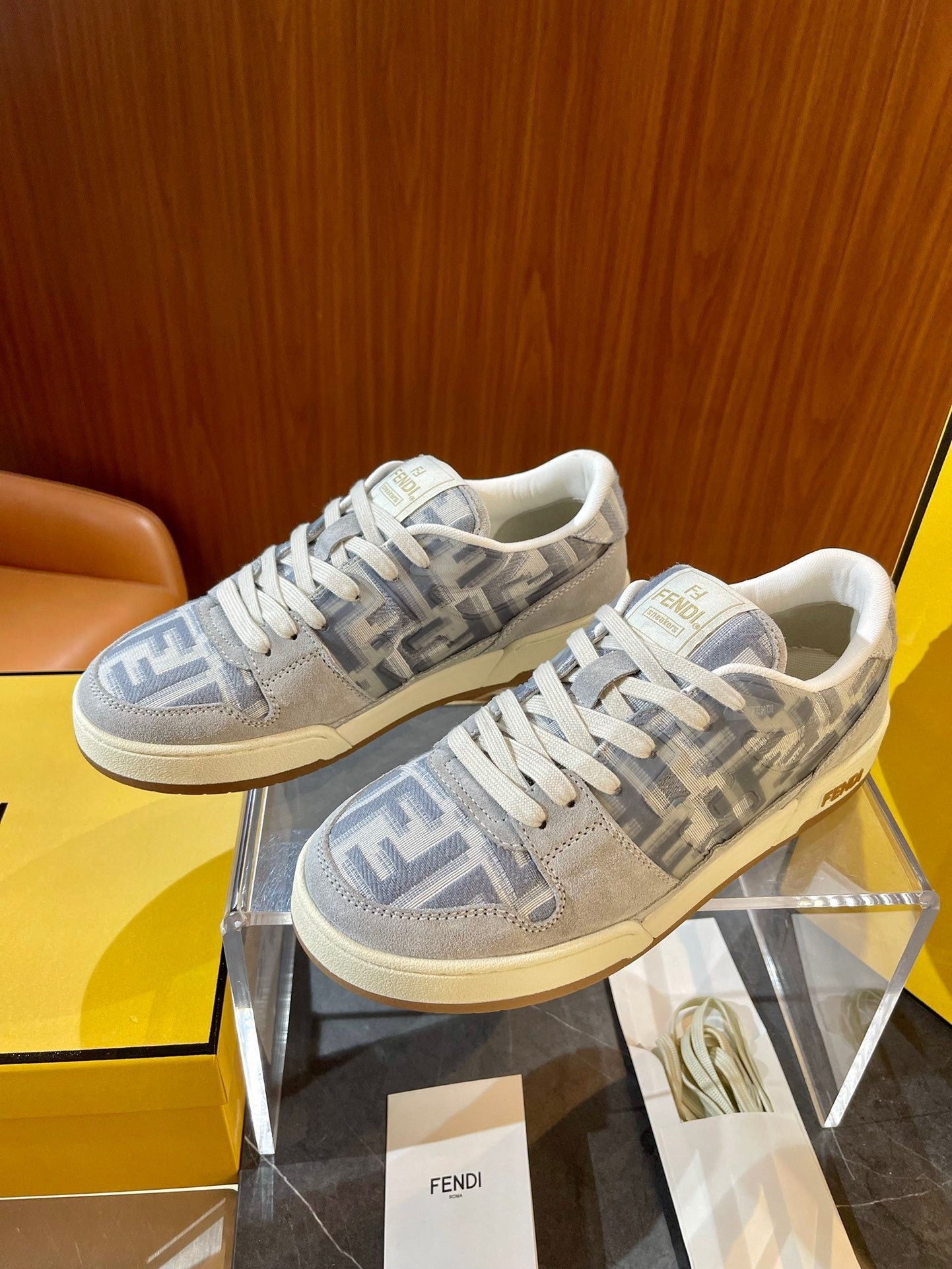 أحذية متعددة الألوان