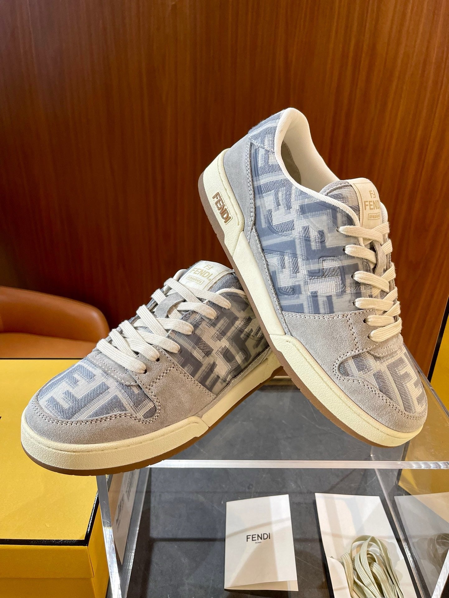 Mehrfarbige Schuhe