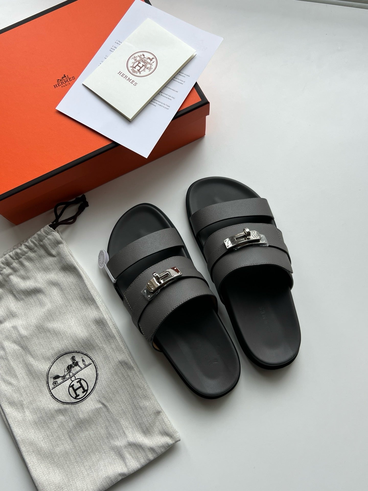 Graue Schuhe