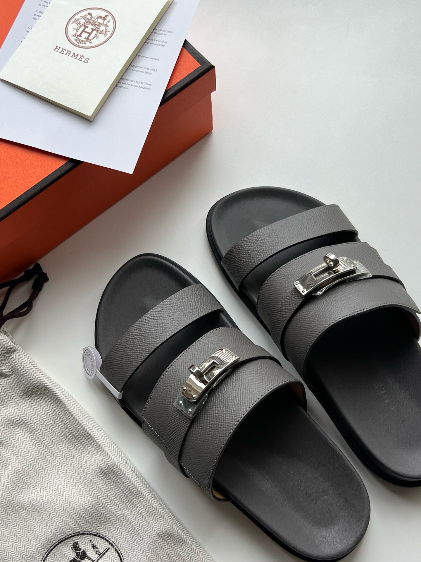 Graue Schuhe