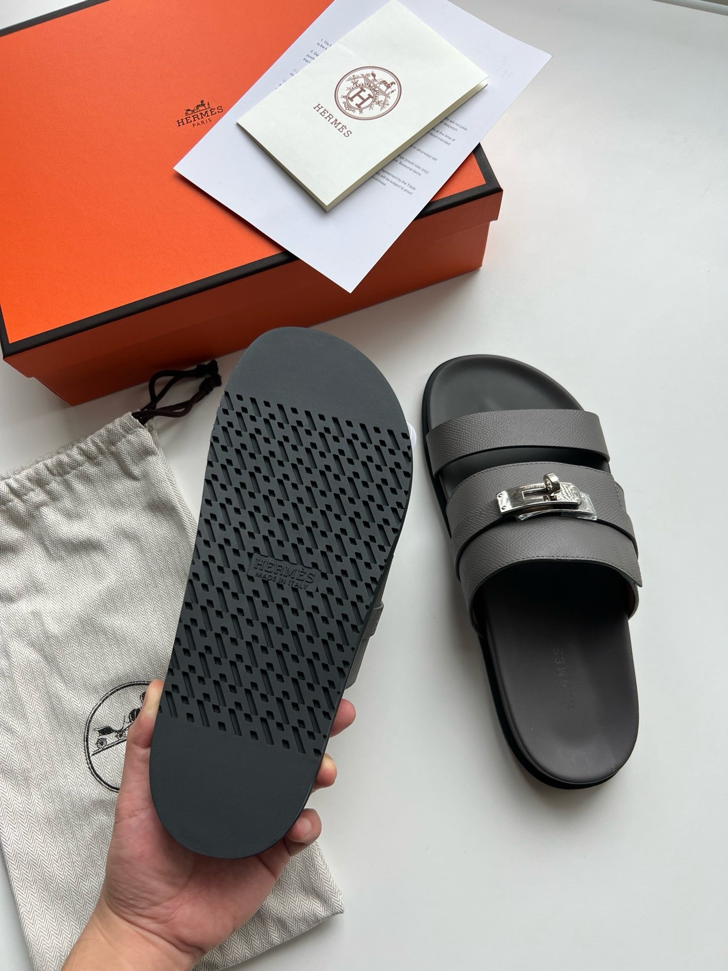 Graue Schuhe