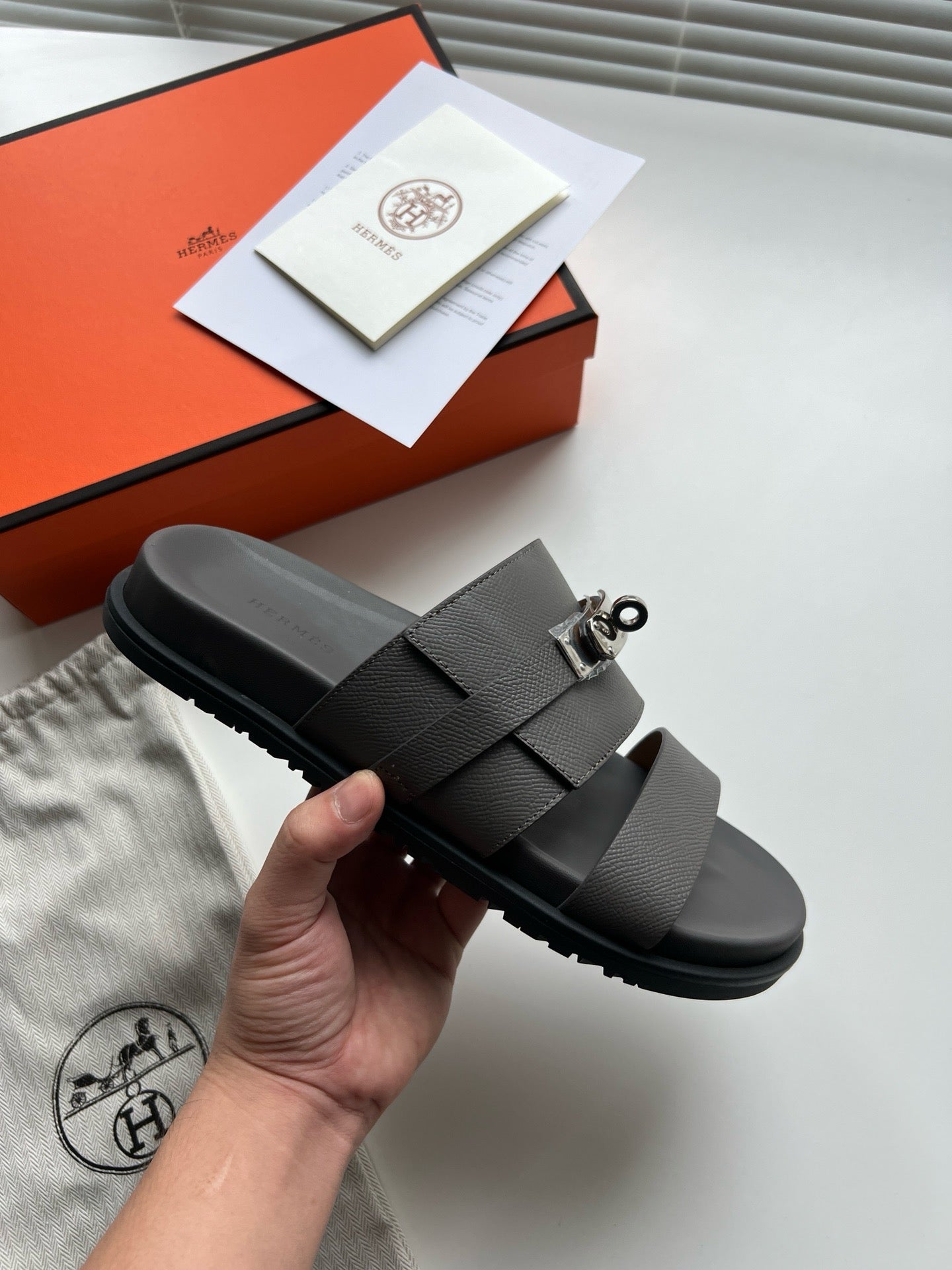 Graue Schuhe
