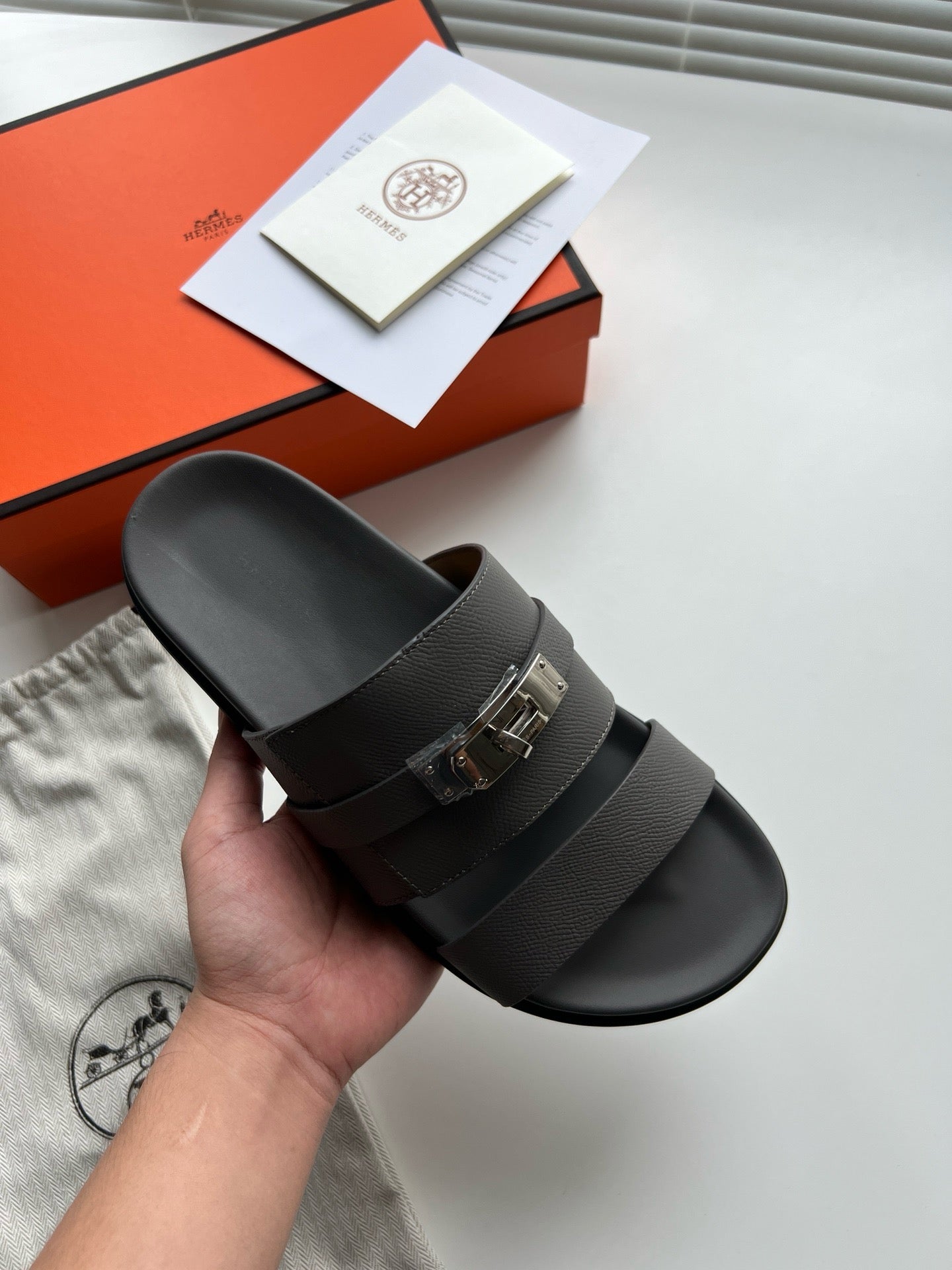 Graue Schuhe