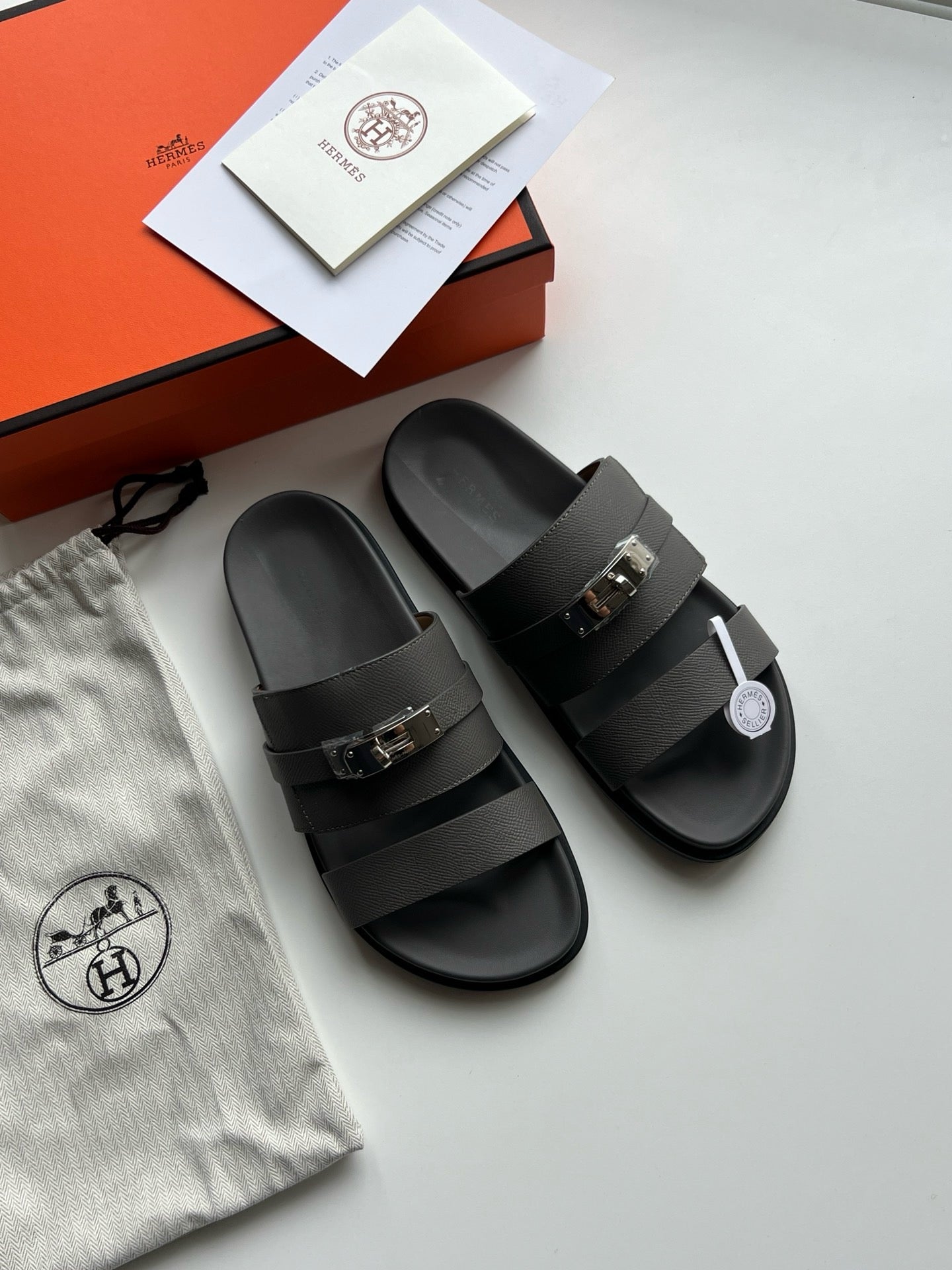 Graue Schuhe