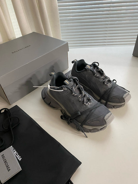 Zapatos azules y grises