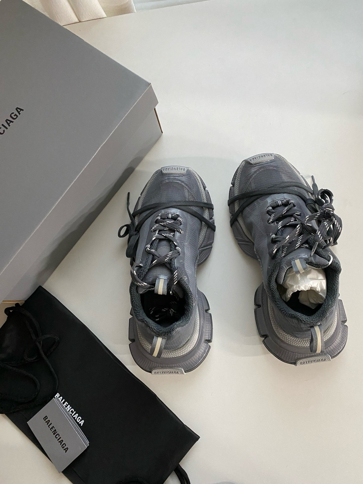 Blaue und graue Schuhe