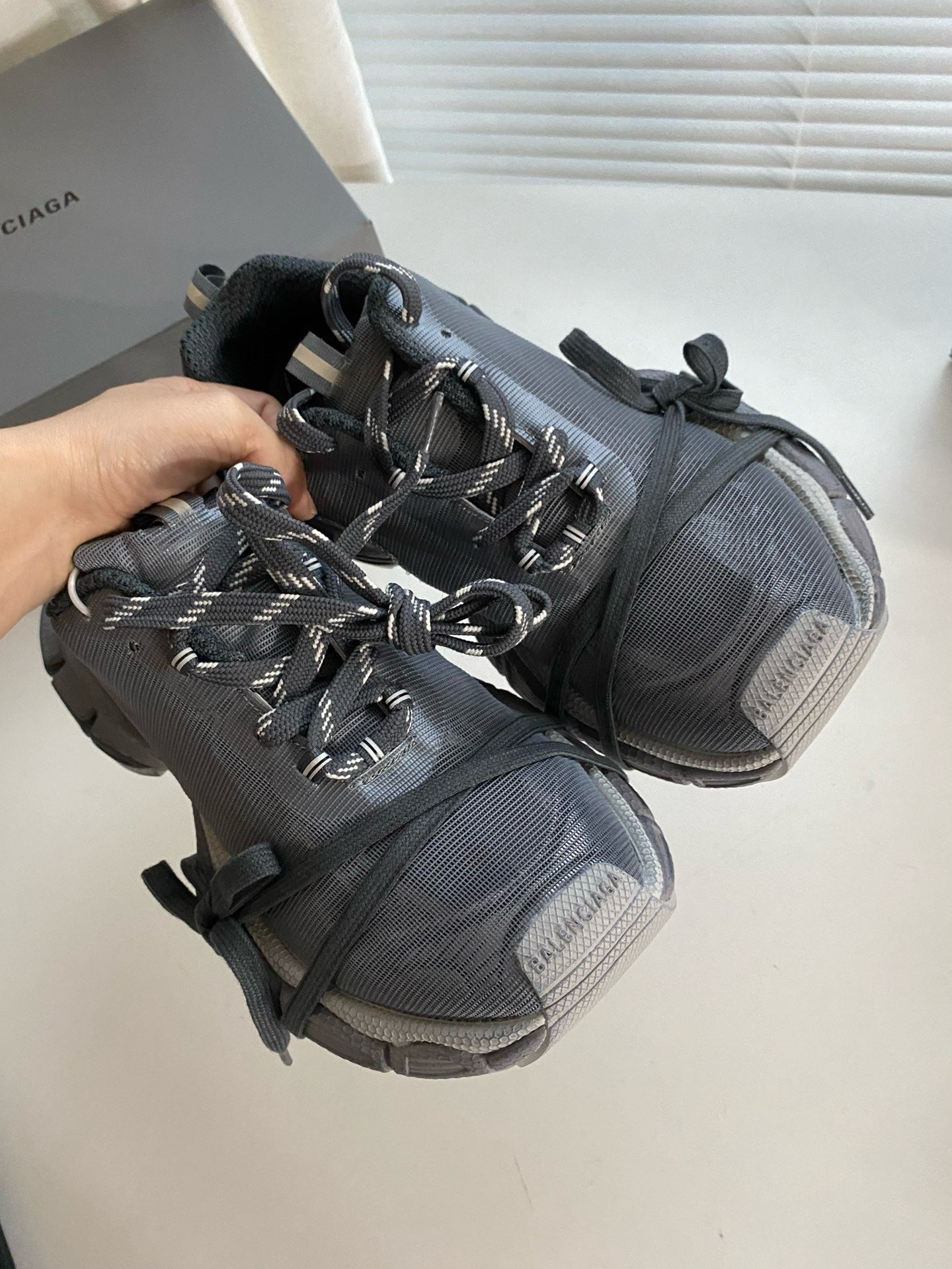 Blaue und graue Schuhe
