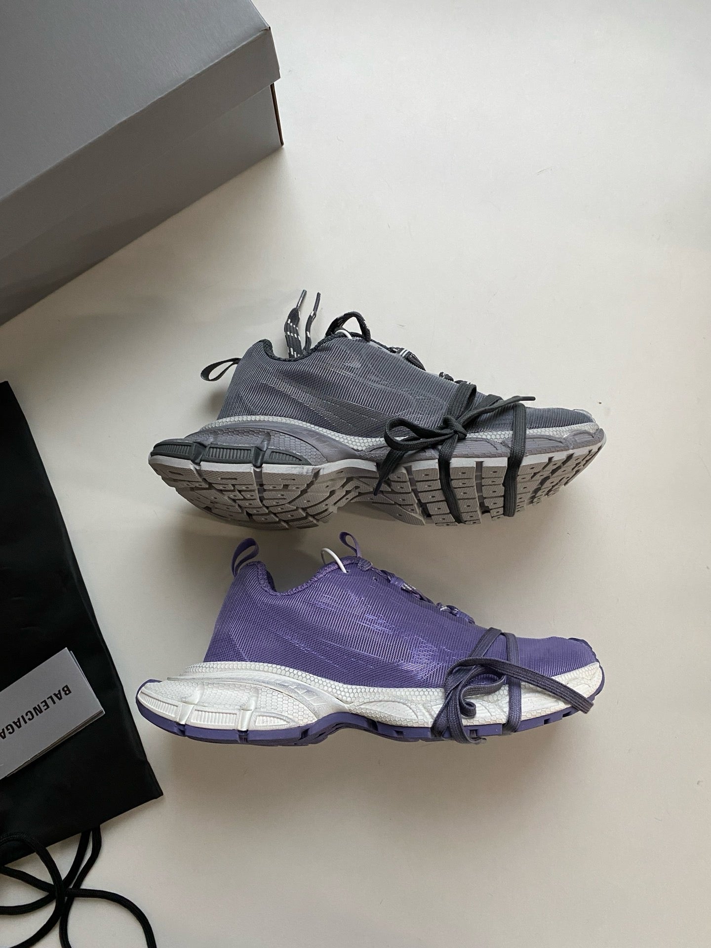 Blaue und graue Schuhe