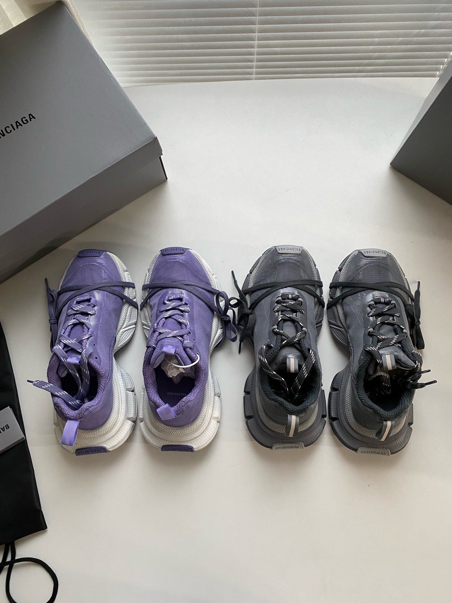 Blaue und graue Schuhe