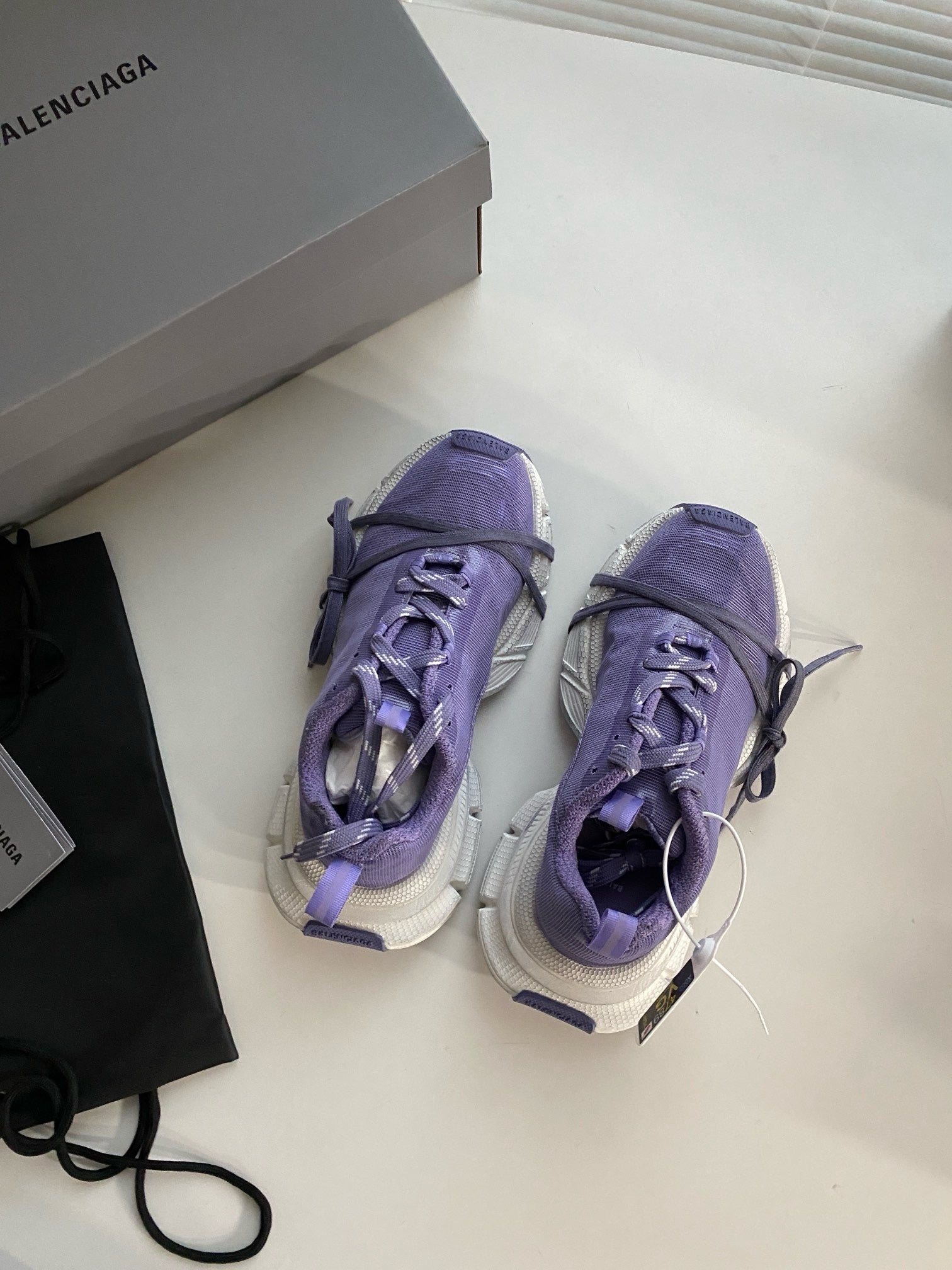 Blaue und graue Schuhe