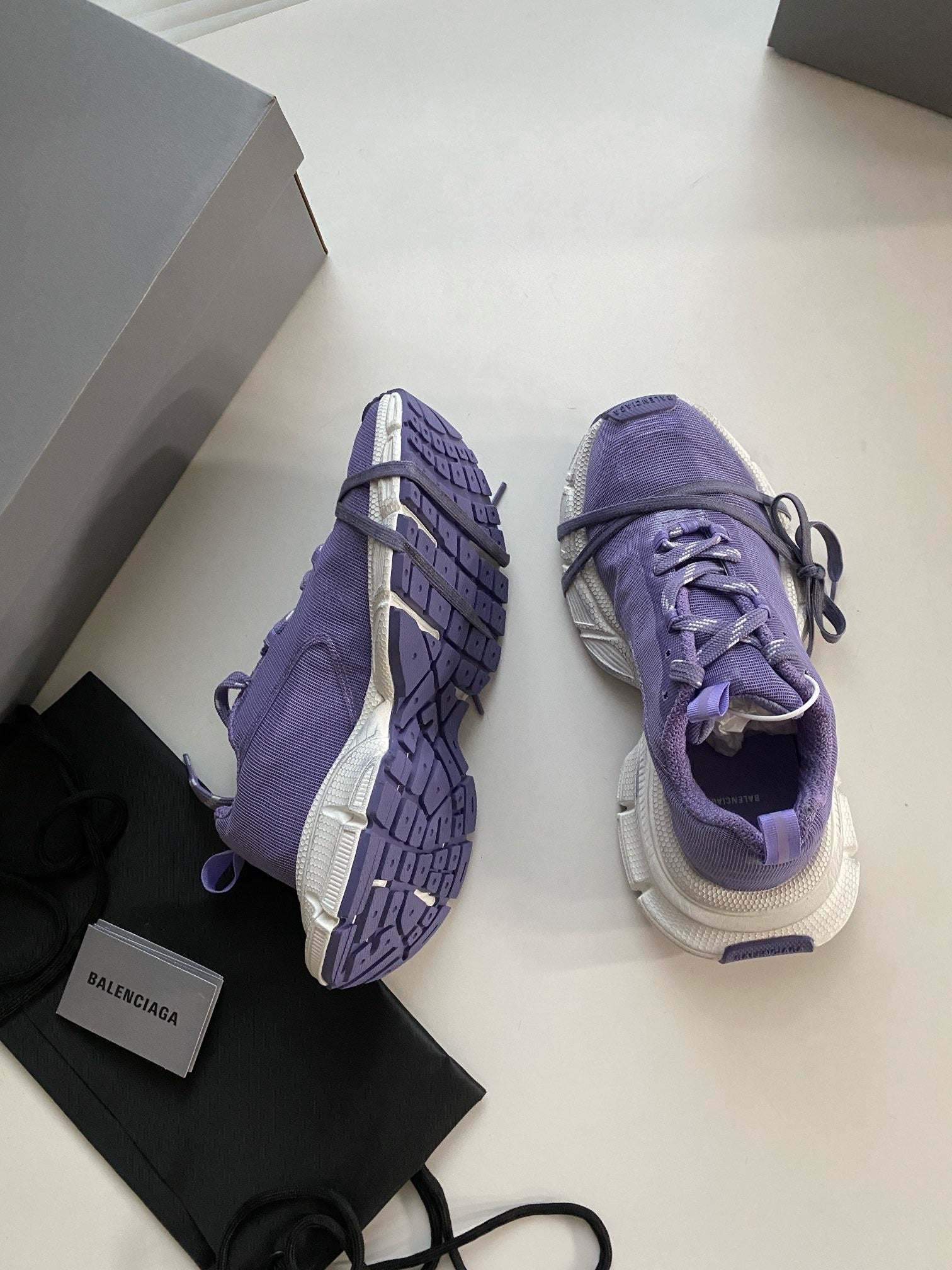 Blaue und graue Schuhe