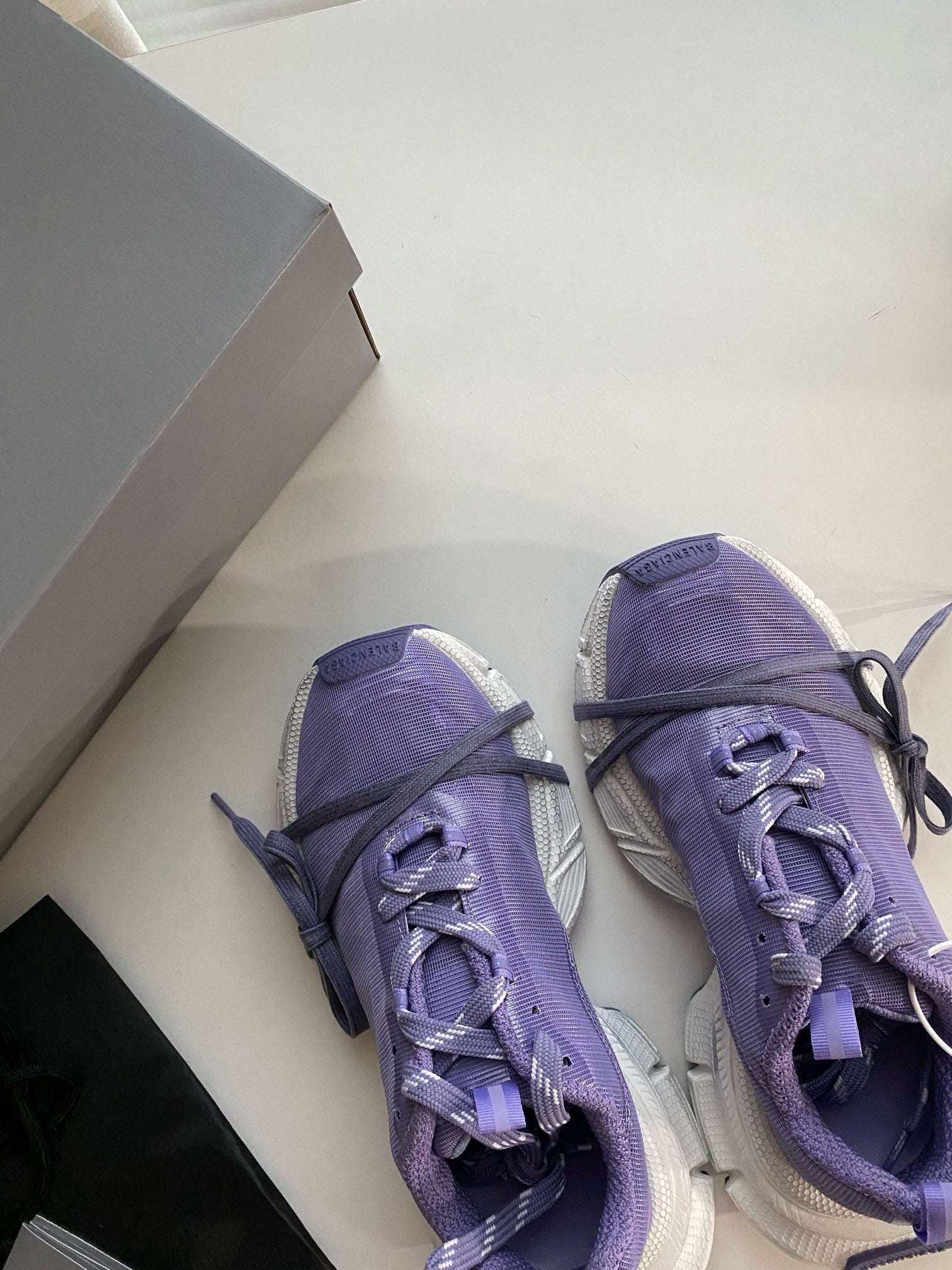 Blaue und graue Schuhe