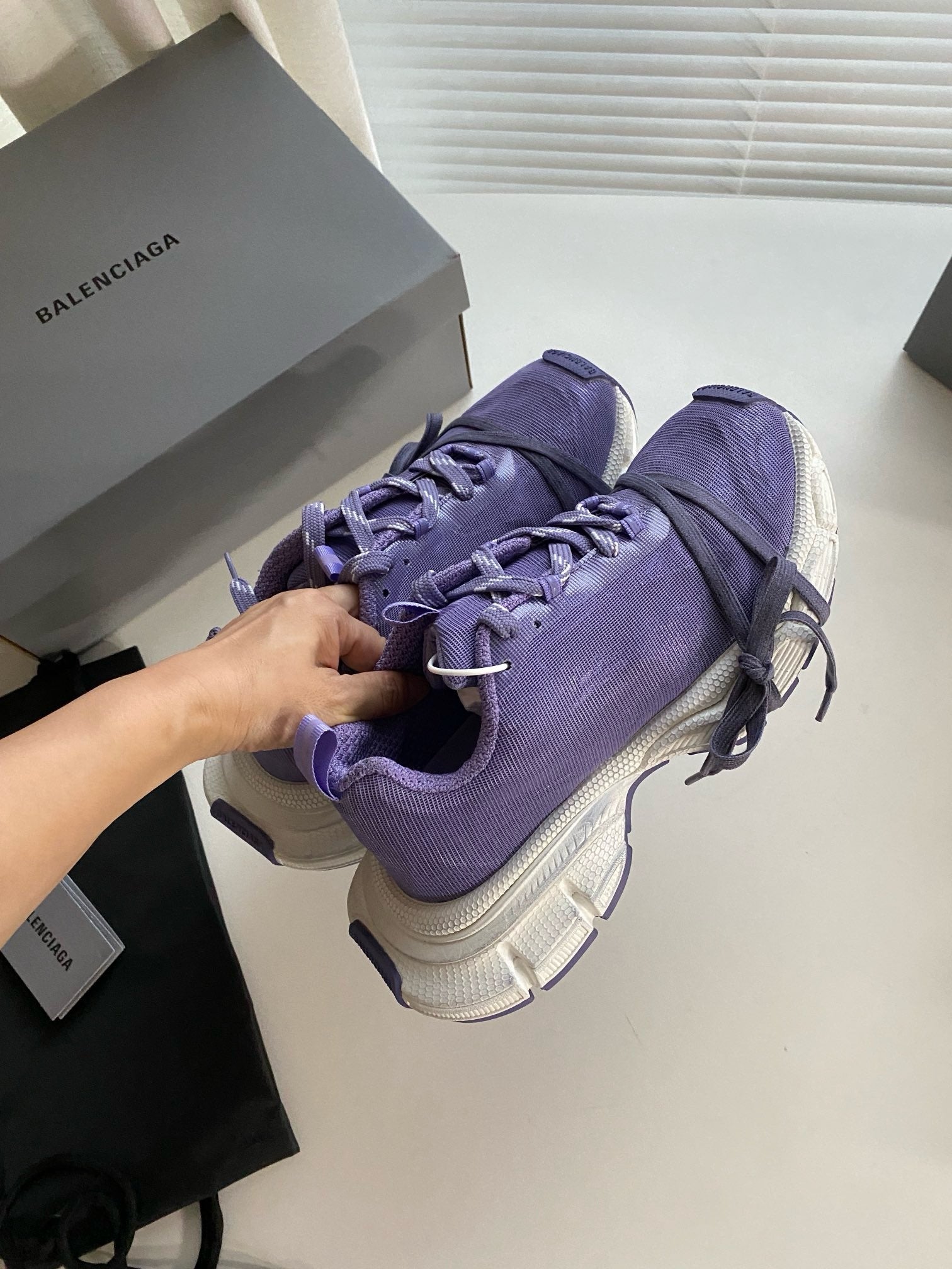 Blaue und graue Schuhe