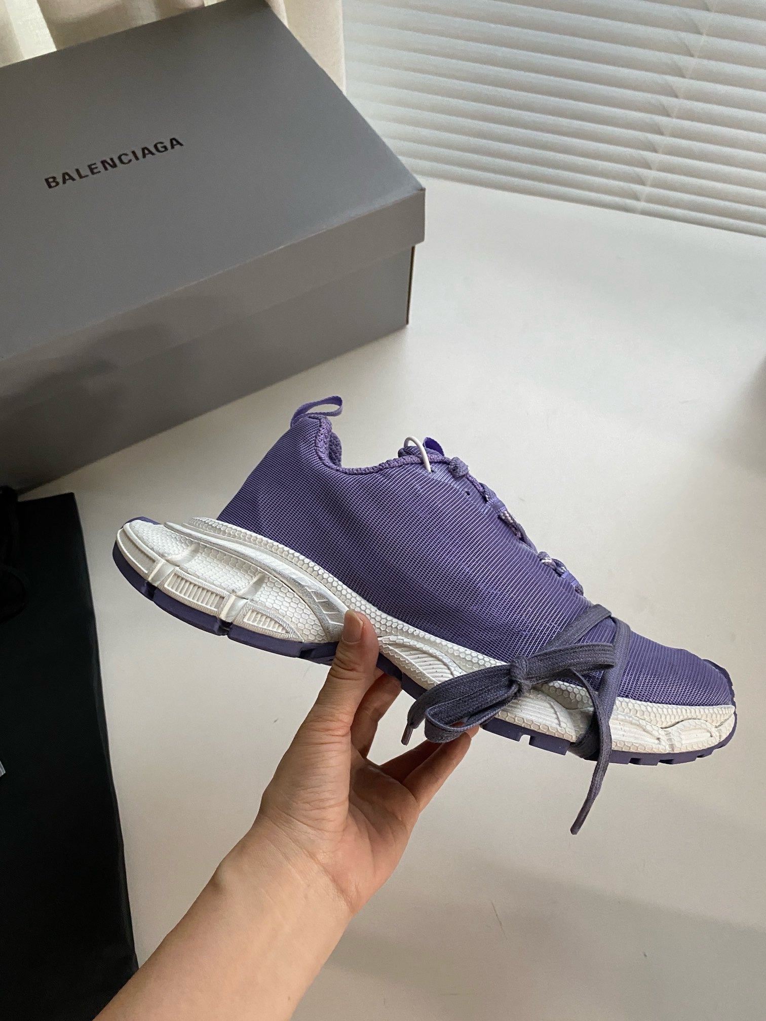 Blaue und graue Schuhe