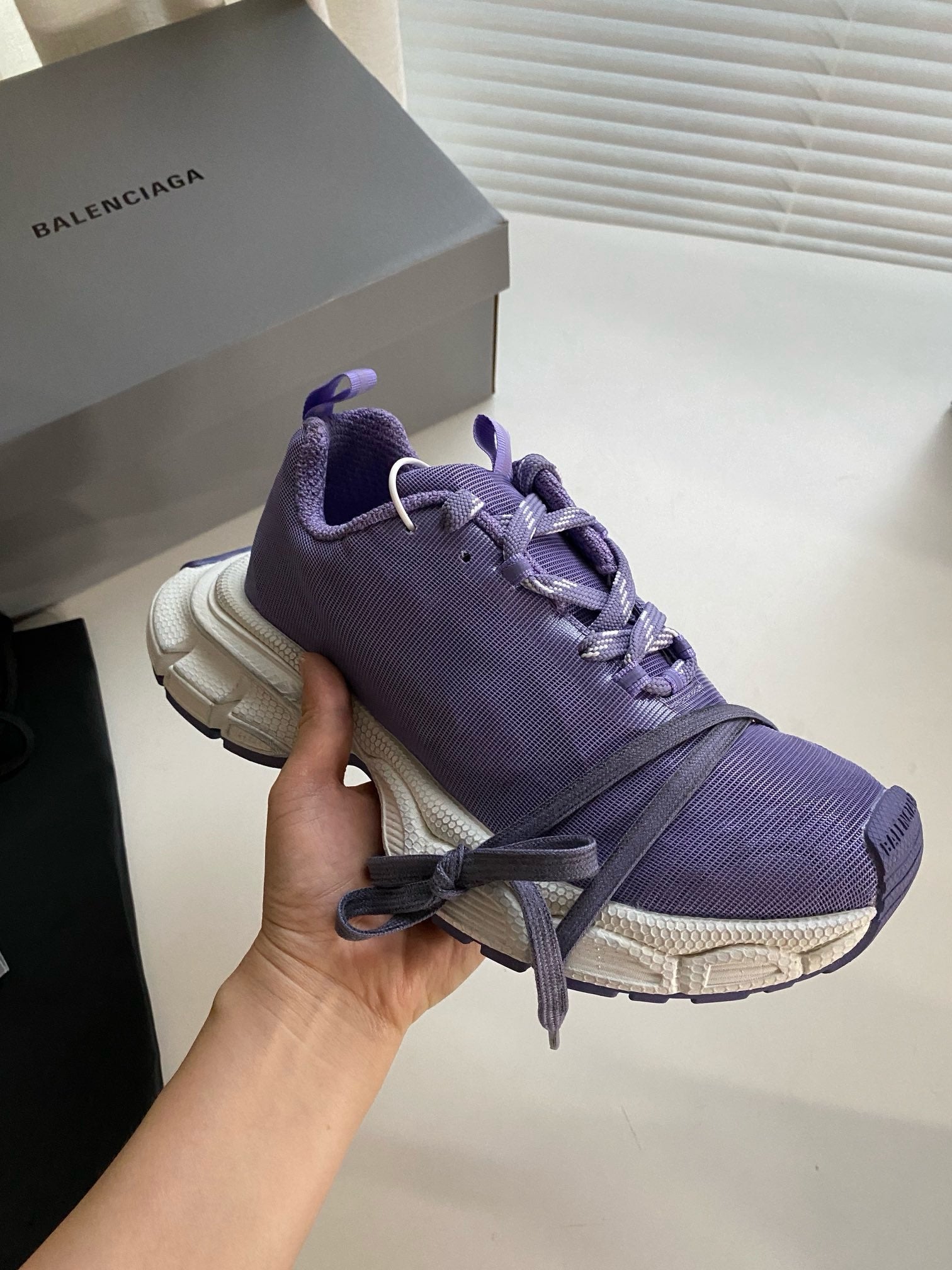 Blaue und graue Schuhe