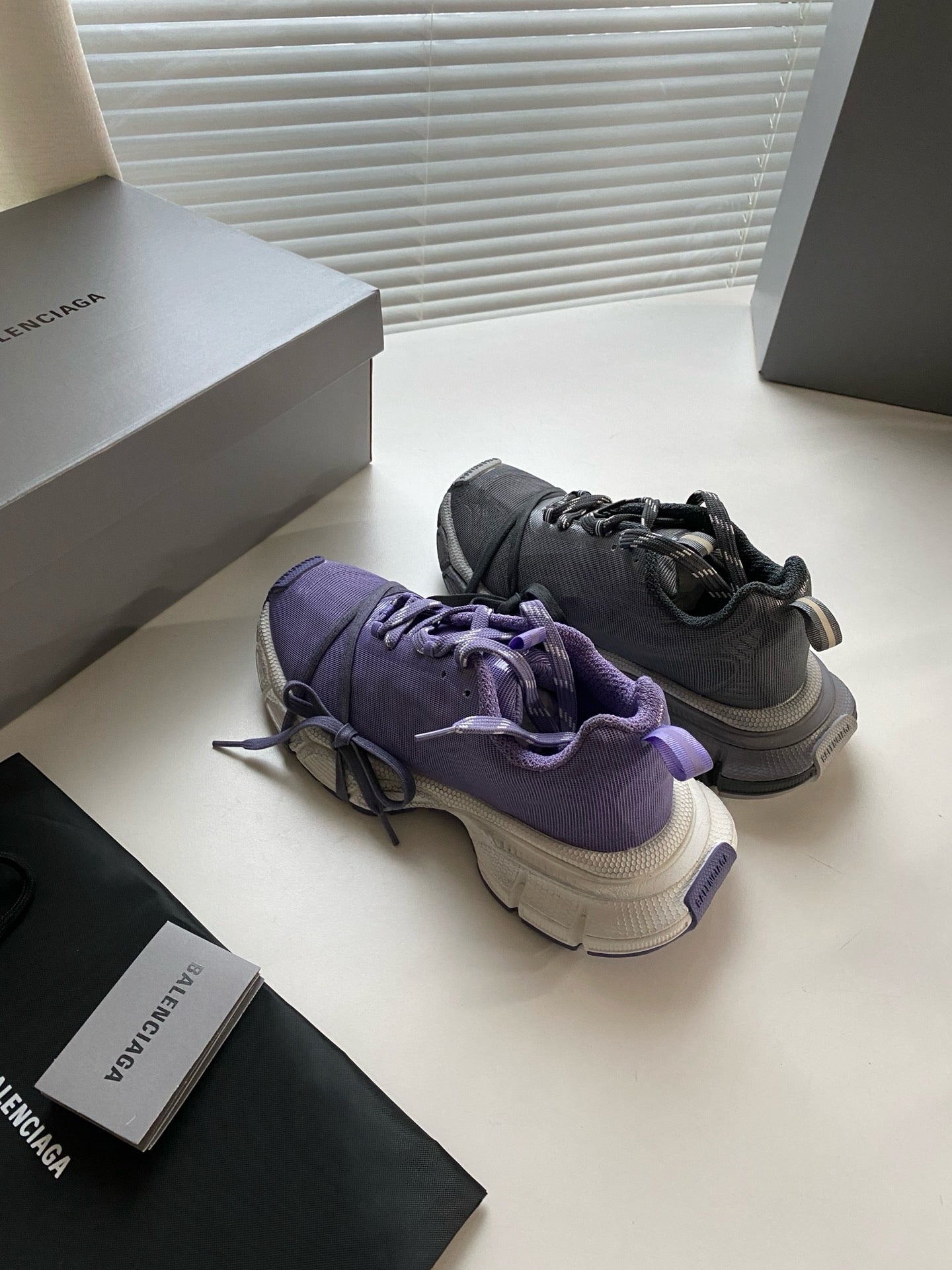 Blaue und graue Schuhe