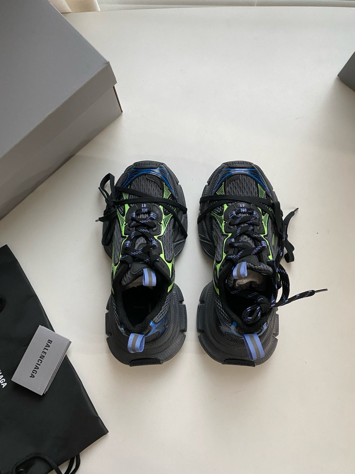 Zapatos negros y grises