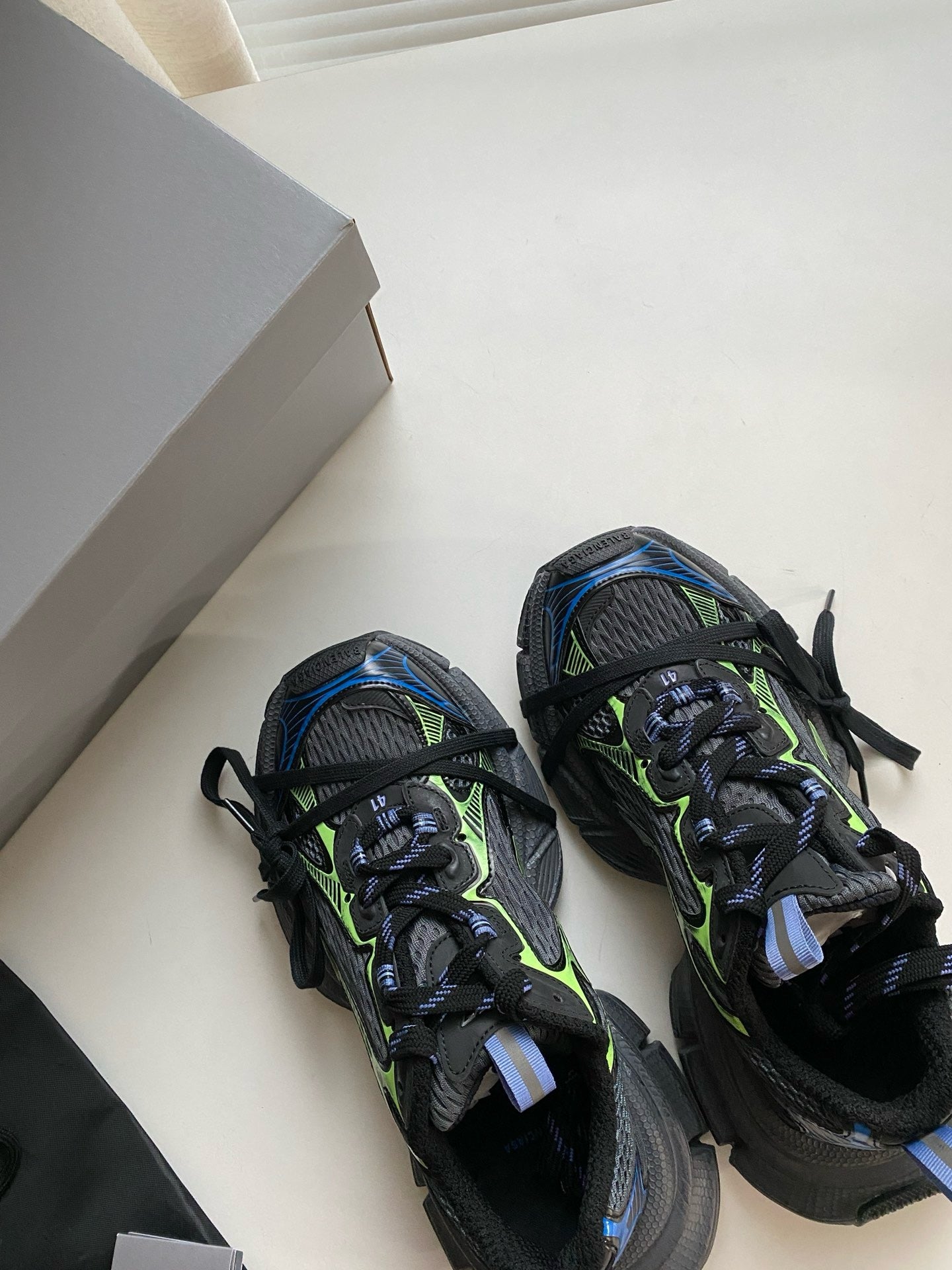 Zapatos negros y grises