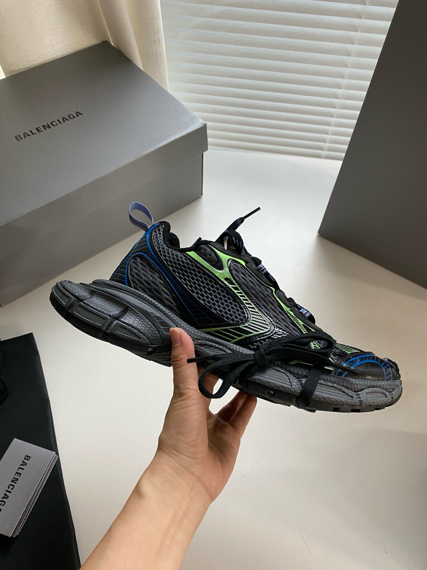 Zapatos negros y grises