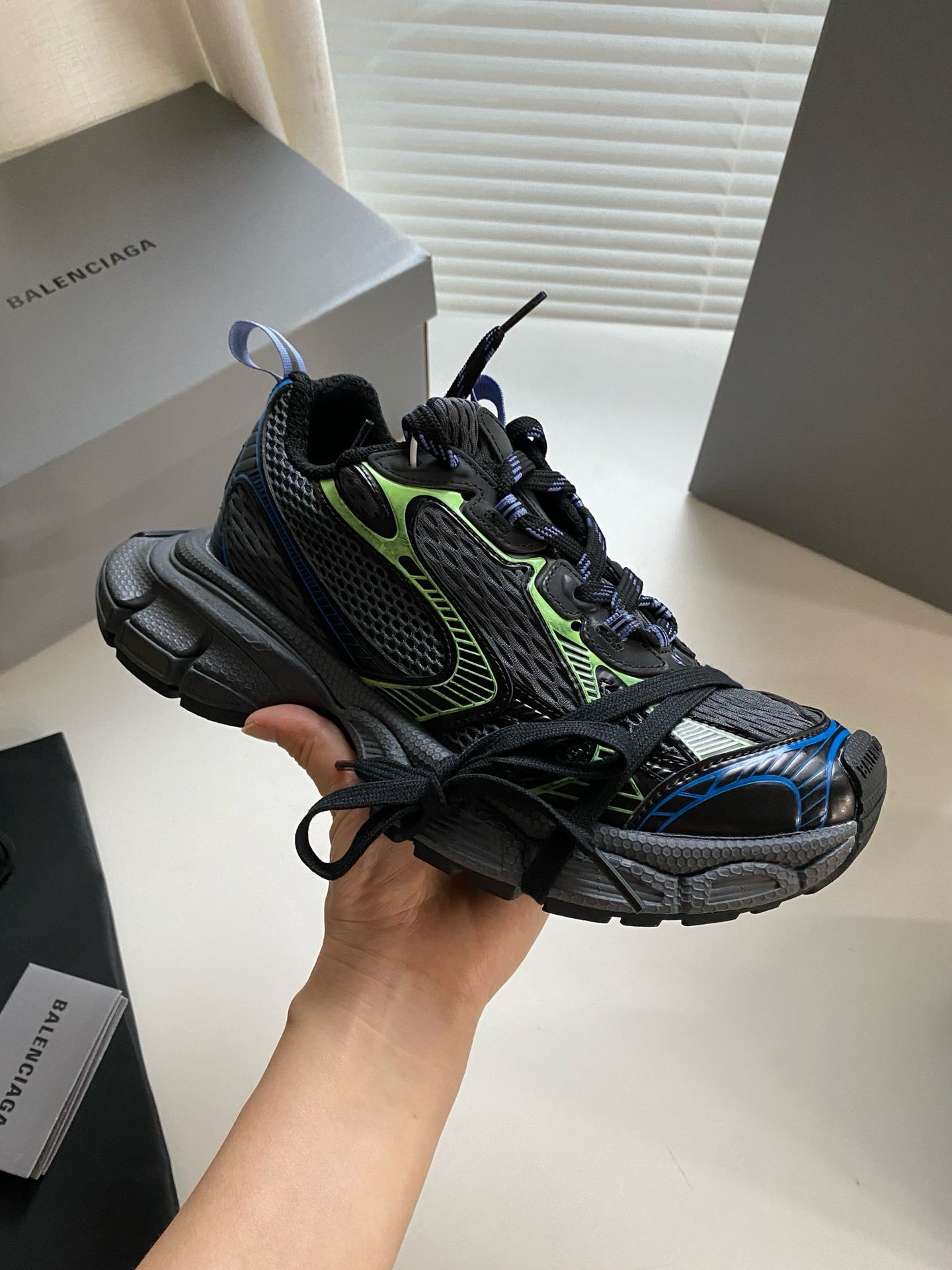 Zapatos negros y grises