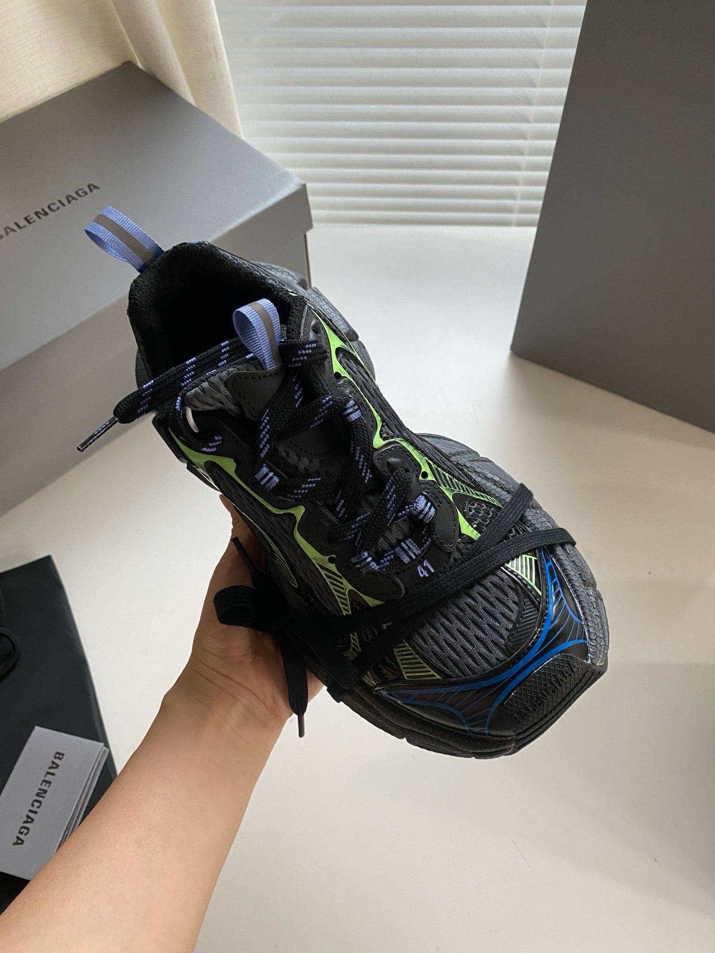 Zapatos negros y grises