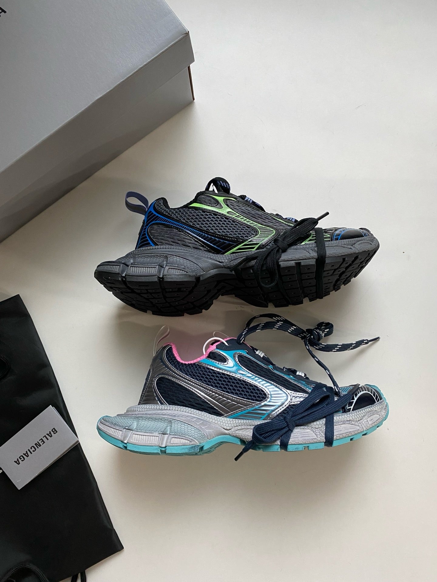 Zapatos negros y grises