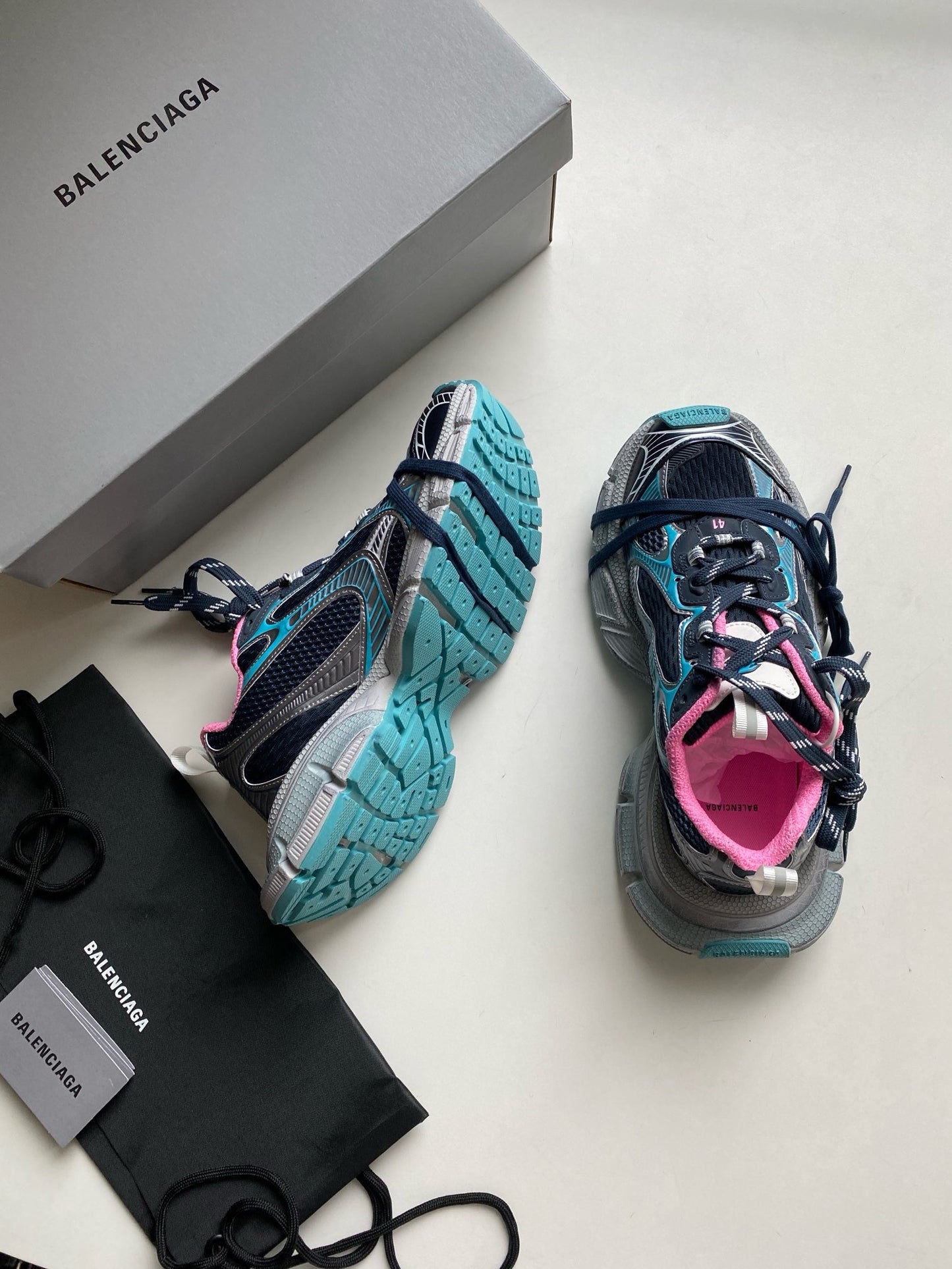 Zapatos negros y grises