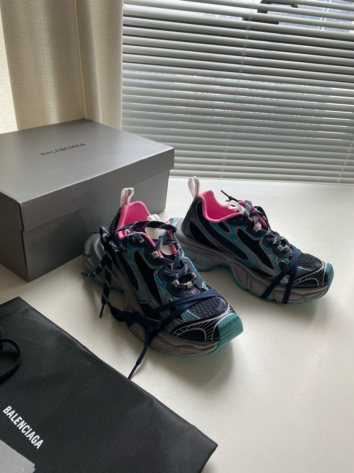 Zapatos negros y grises