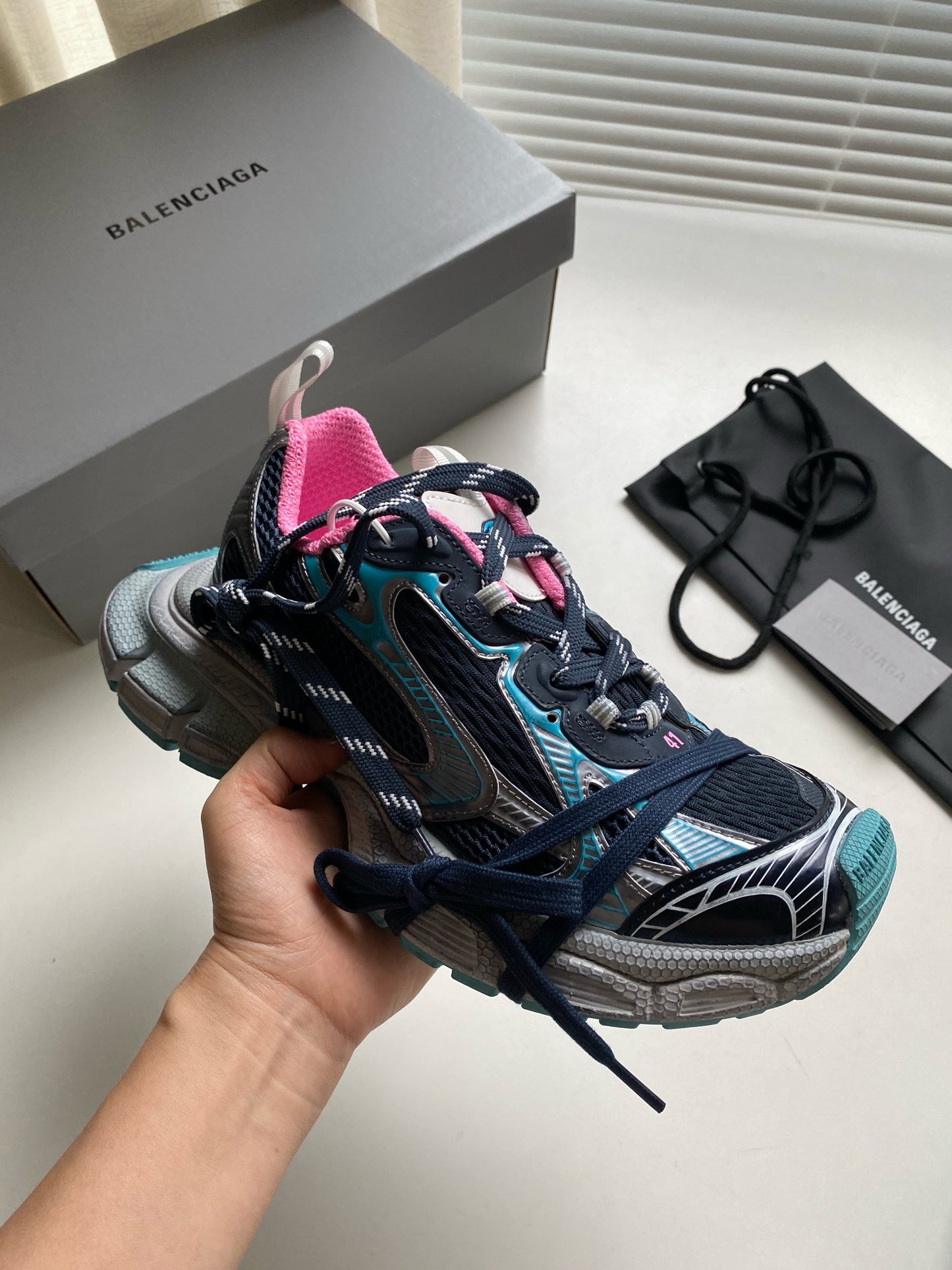 Zapatos negros y grises