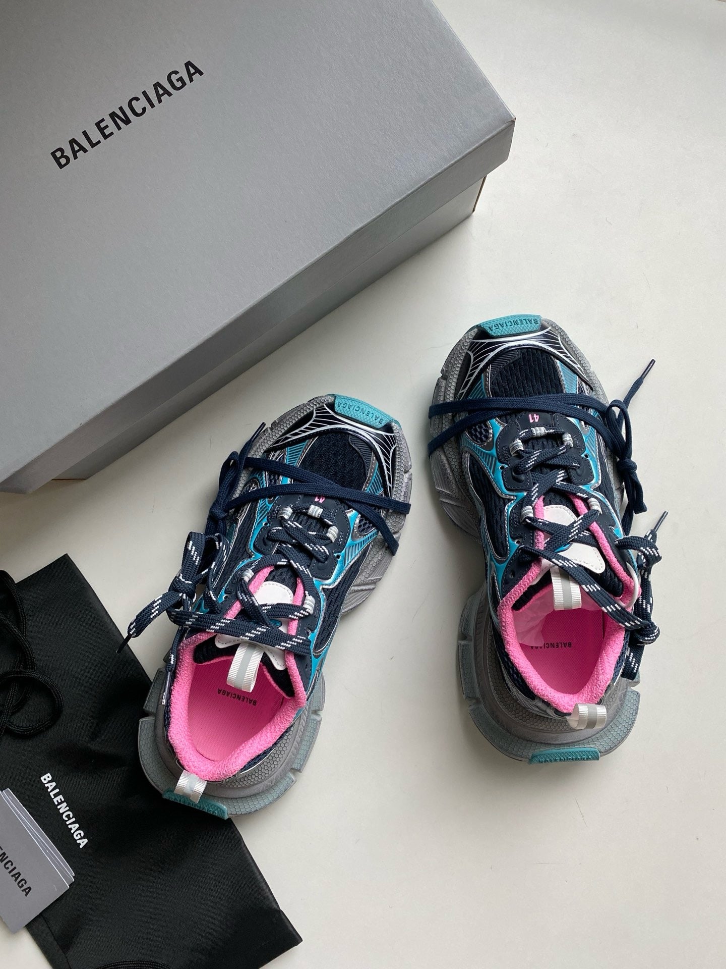 Zapatos negros y grises