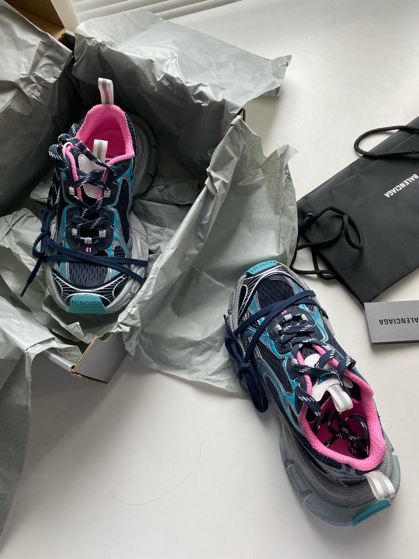 Zapatos negros y grises