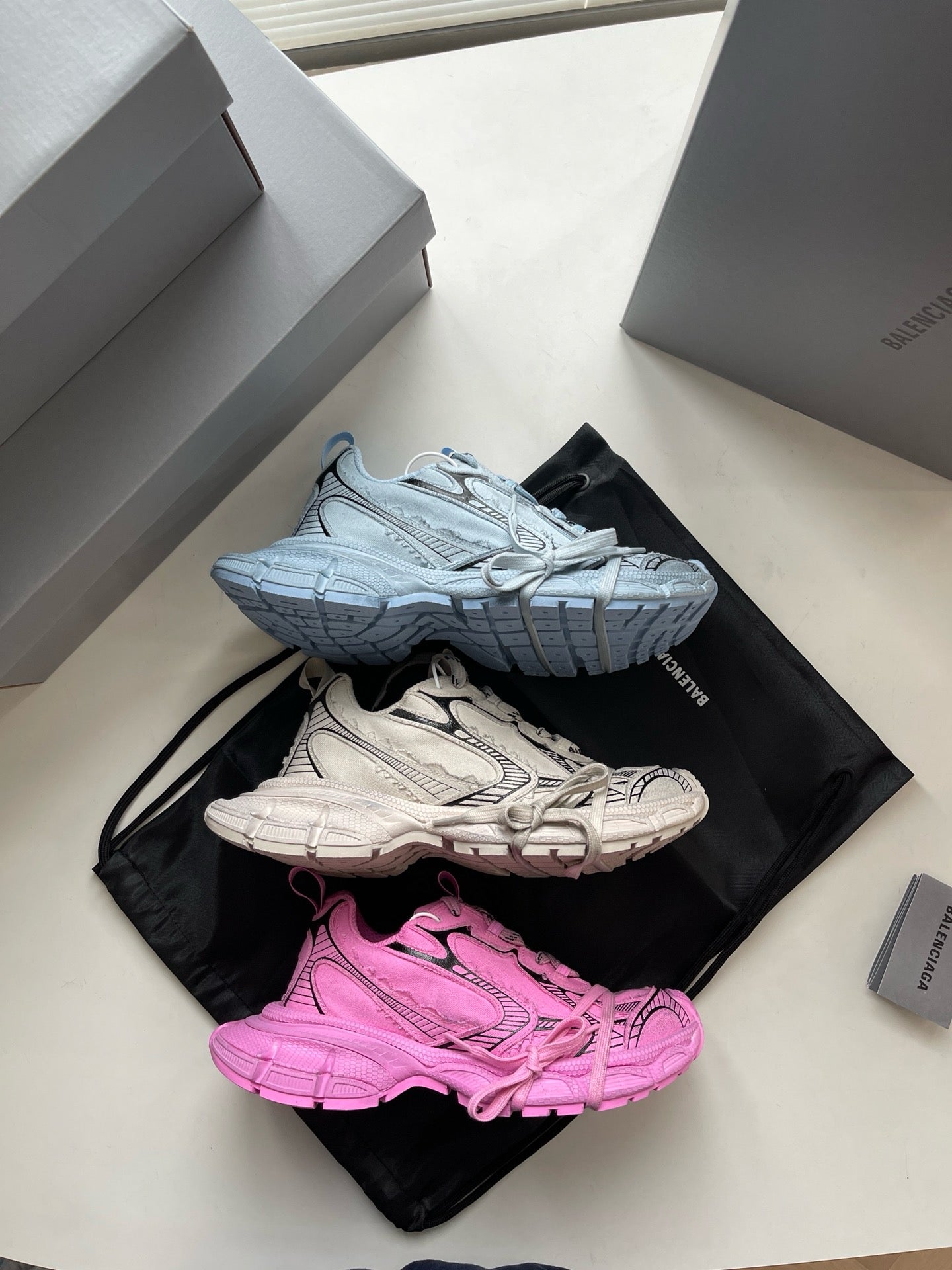 Schuhe in Himmelblau, Rosa und Khaki
