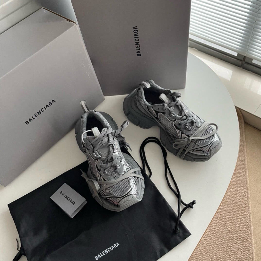 Graue und schwarze Schuhe