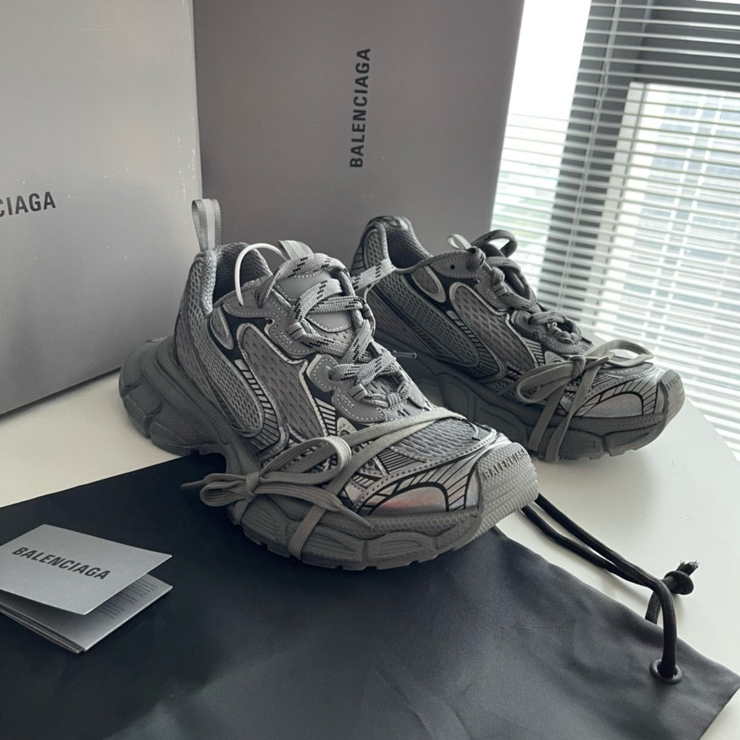 Graue und schwarze Schuhe