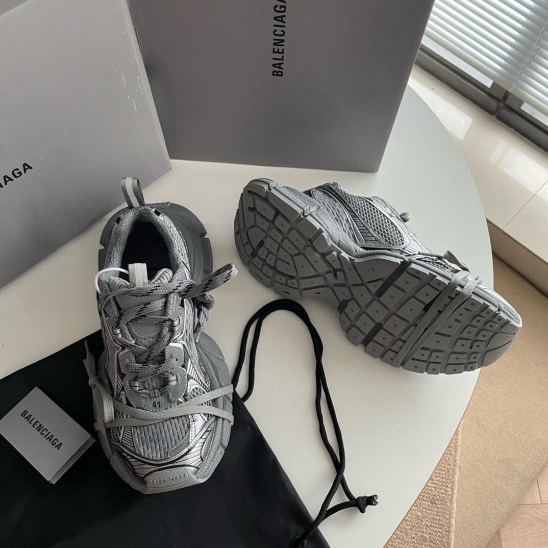 Graue und schwarze Schuhe