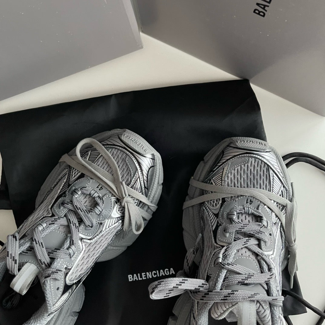 Graue und schwarze Schuhe