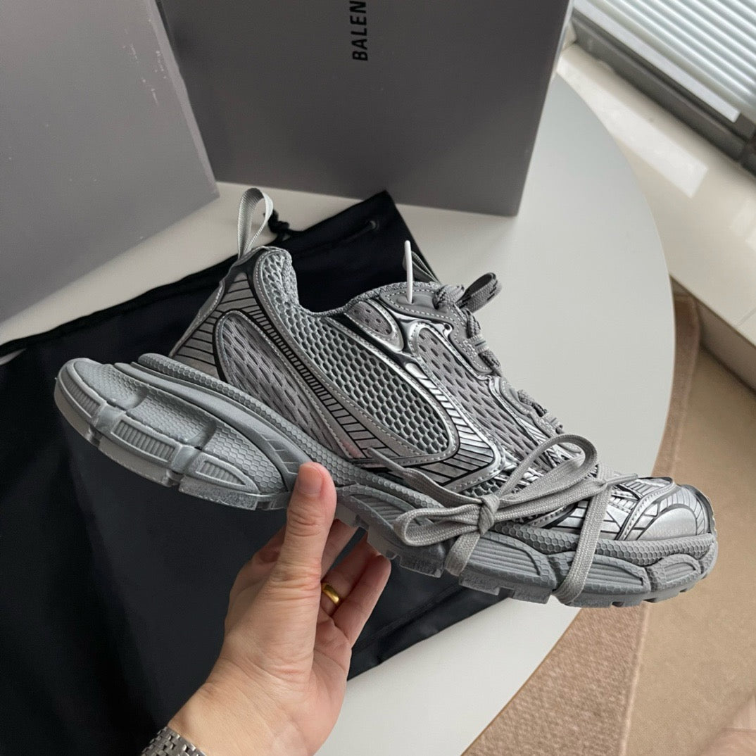Graue und schwarze Schuhe
