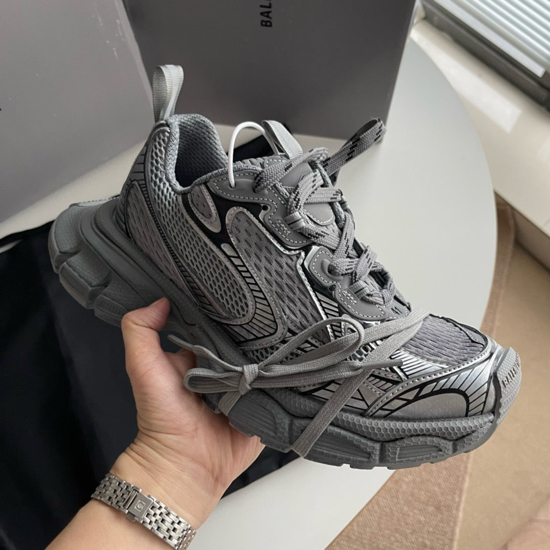 Graue und schwarze Schuhe