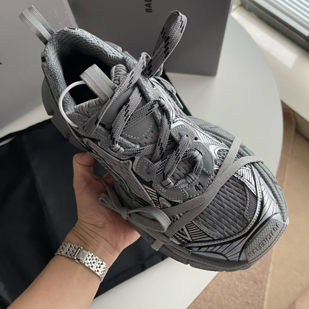 Graue und schwarze Schuhe