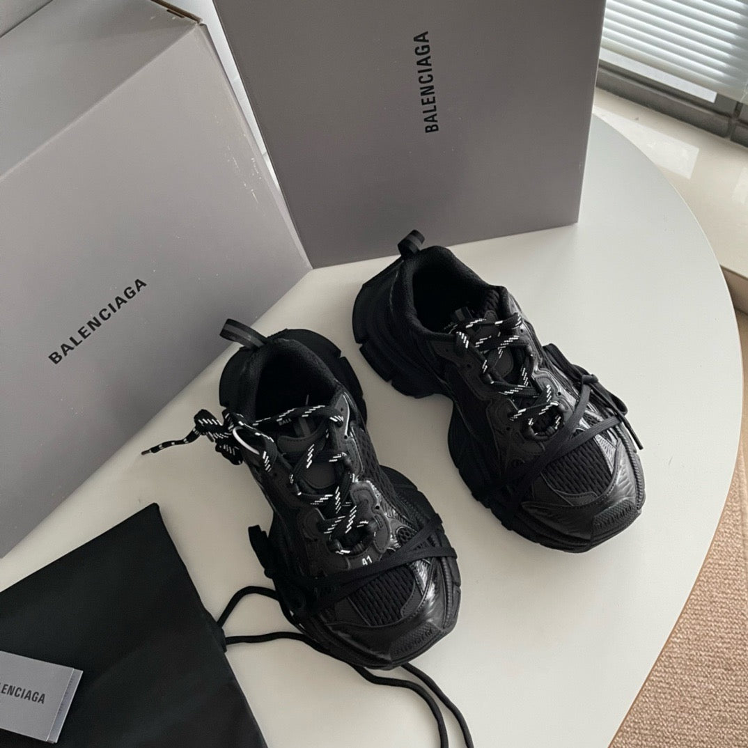 Graue und schwarze Schuhe