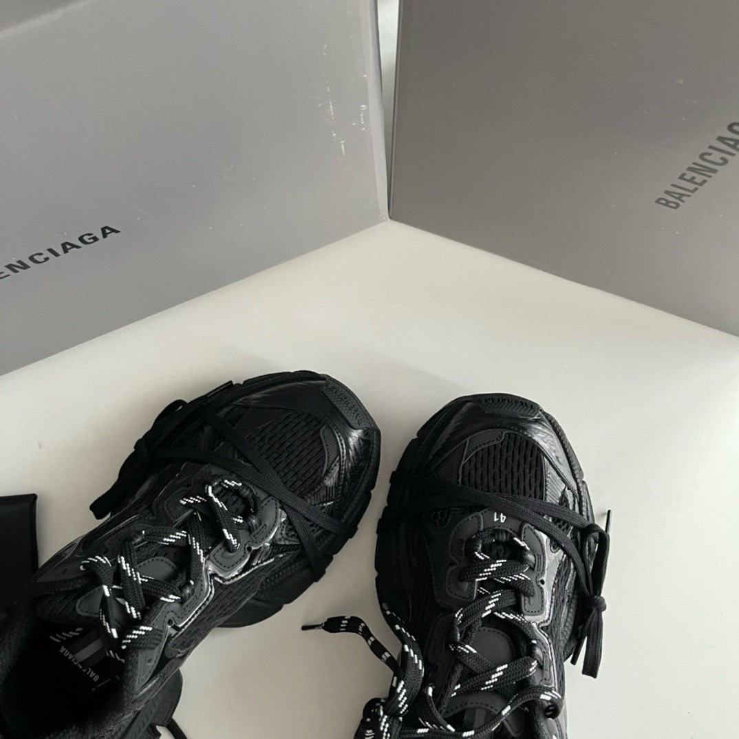 Graue und schwarze Schuhe